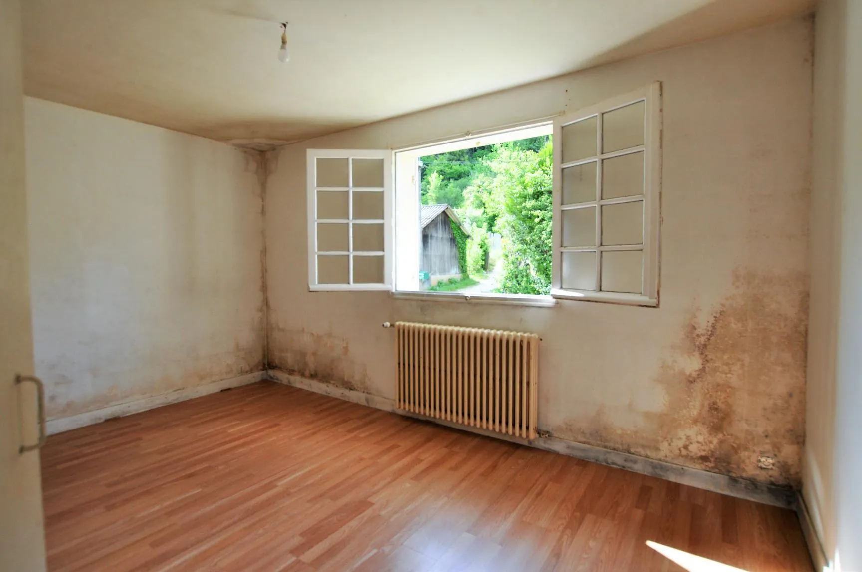 Maison traditionnelle à Paillet avec grand terrain à rénover 