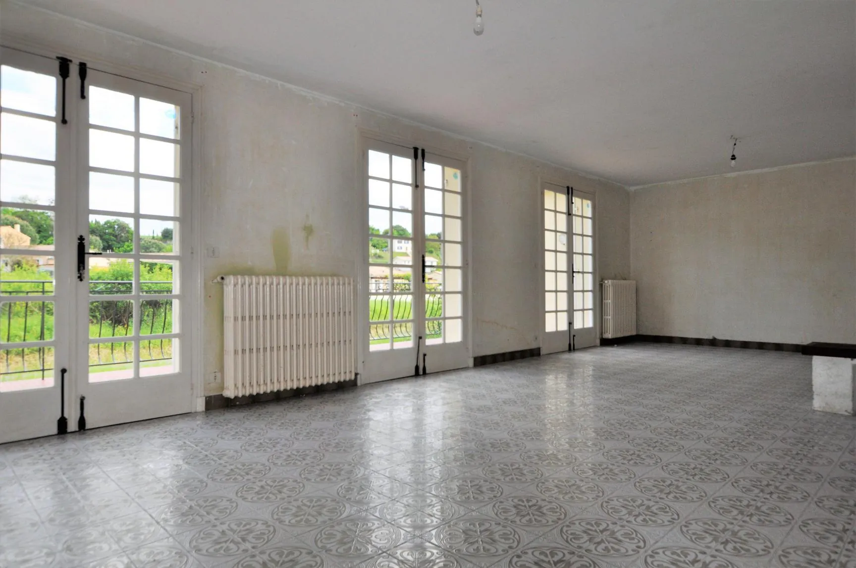 Maison traditionnelle à Paillet avec grand terrain à rénover 