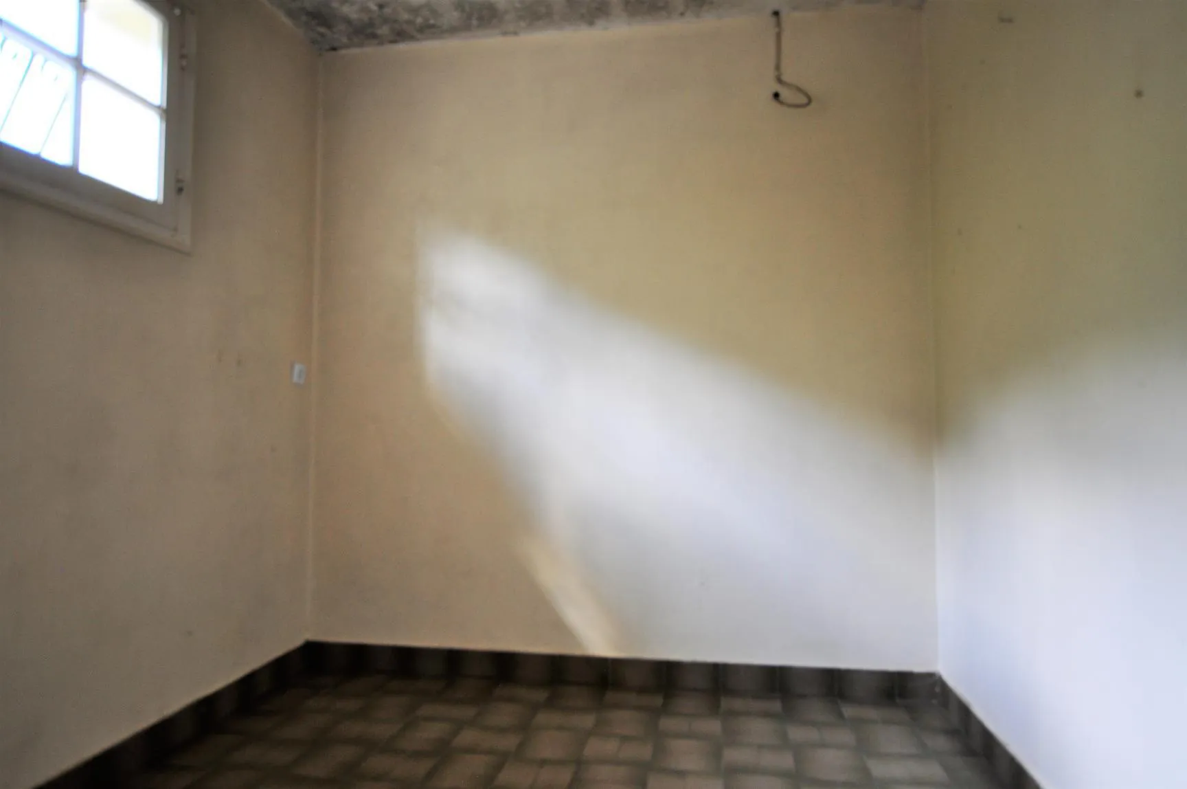 Maison traditionnelle à Paillet avec grand terrain à rénover 