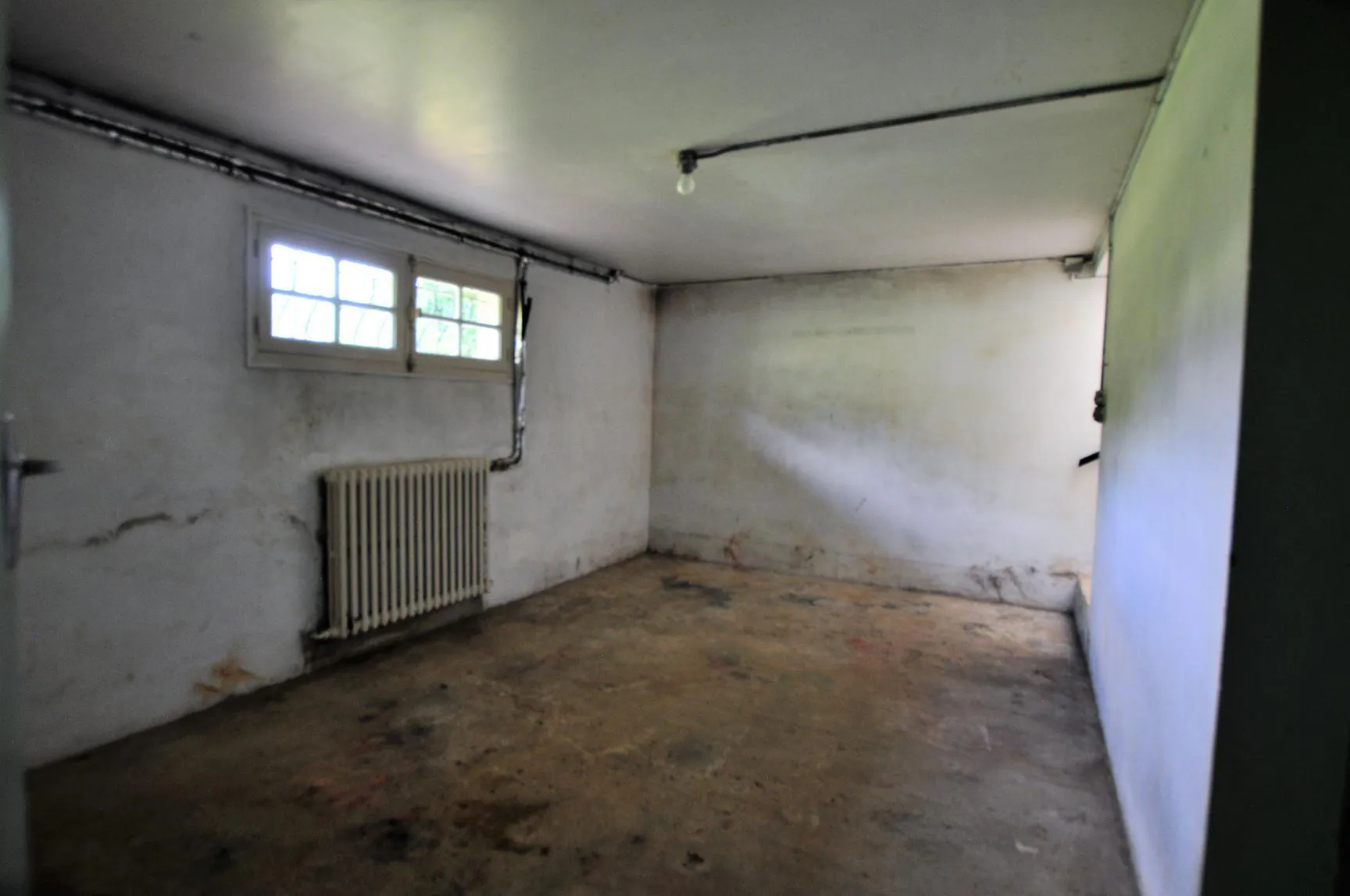 Maison traditionnelle à Paillet avec grand terrain à rénover 