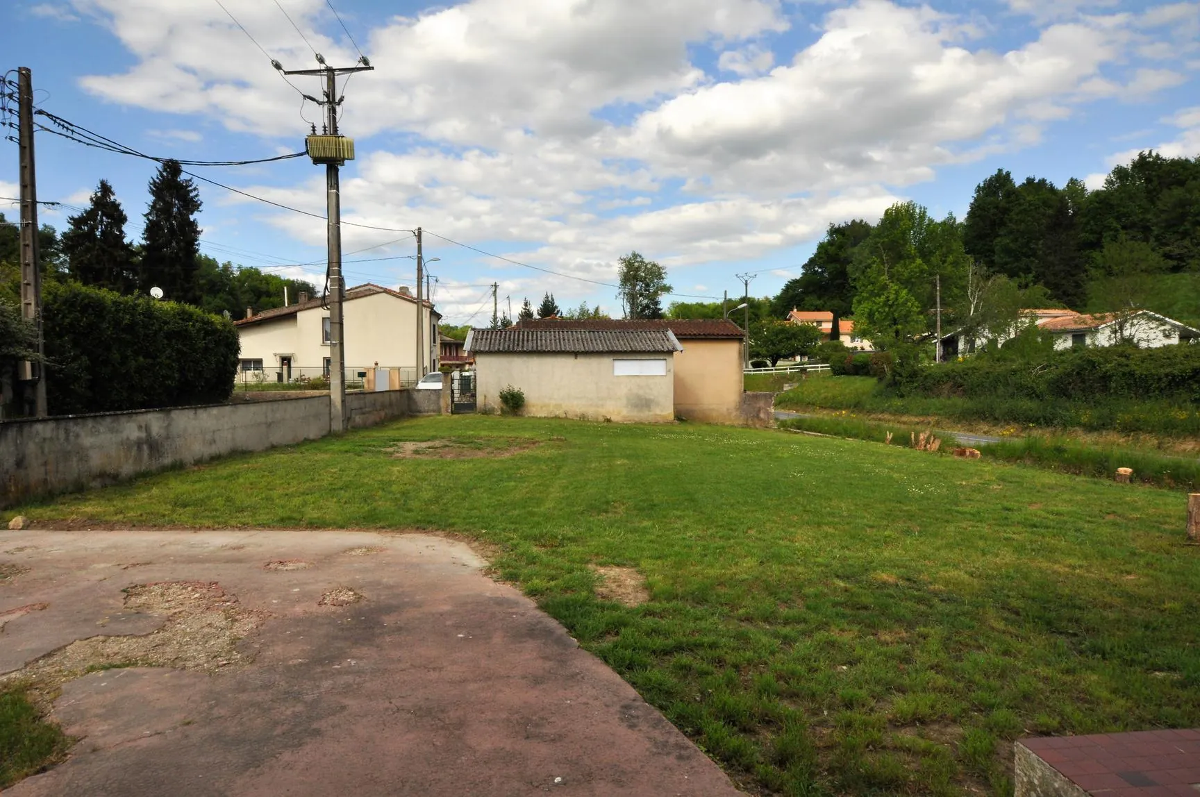 Maison traditionnelle à Paillet avec grand terrain à rénover 