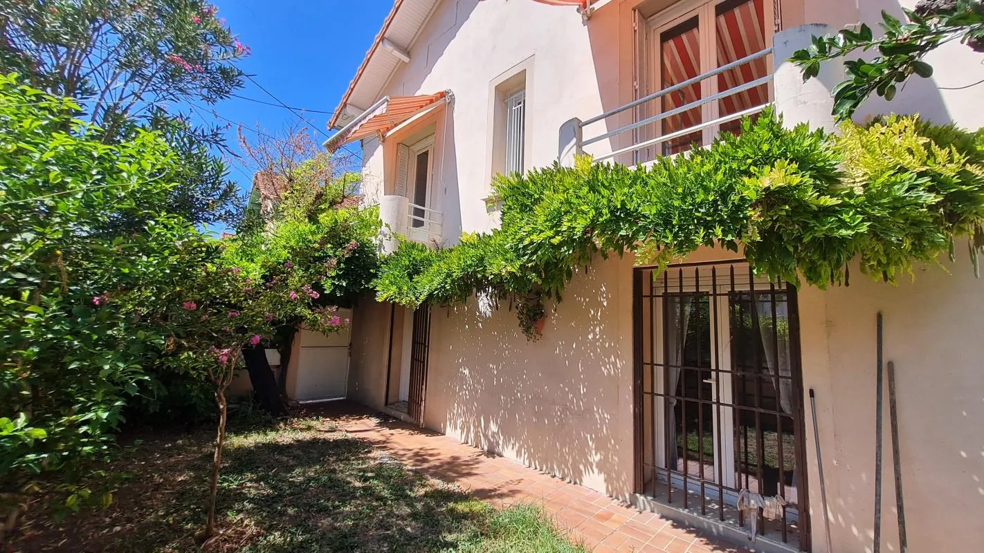 Maison à vendre à Avignon avec jardin, garage et rénovations modernes 