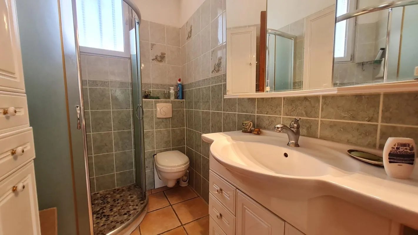 Maison à vendre à Avignon avec jardin, garage et rénovations modernes 