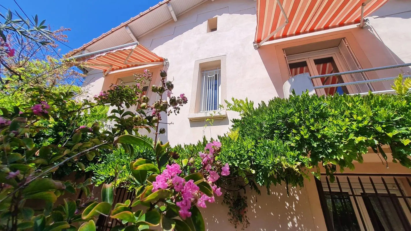 Maison à vendre à Avignon avec jardin, garage et rénovations modernes 