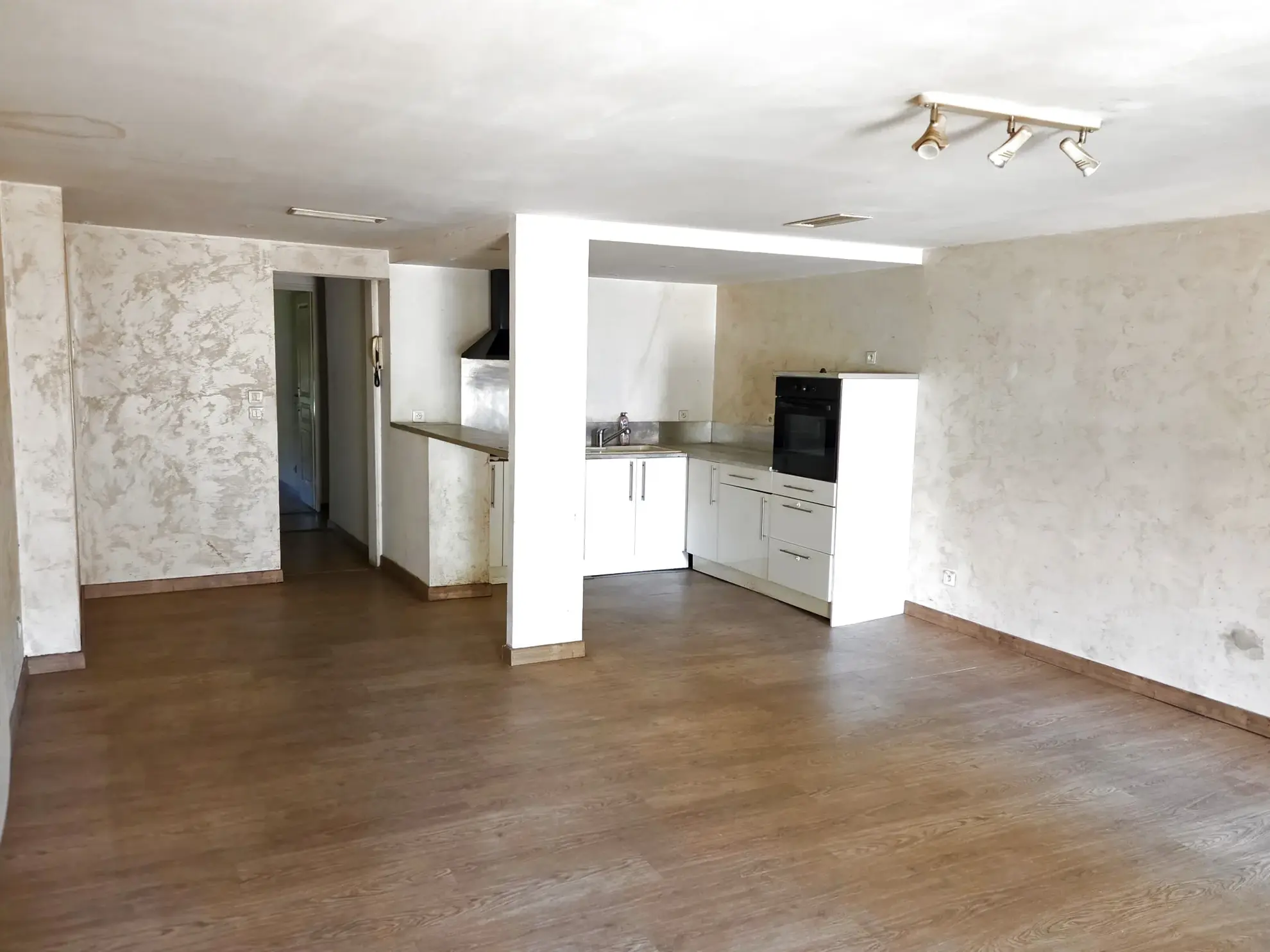 Appartement dernier étage avec potentiel à Solliès-Pont au cœur du village