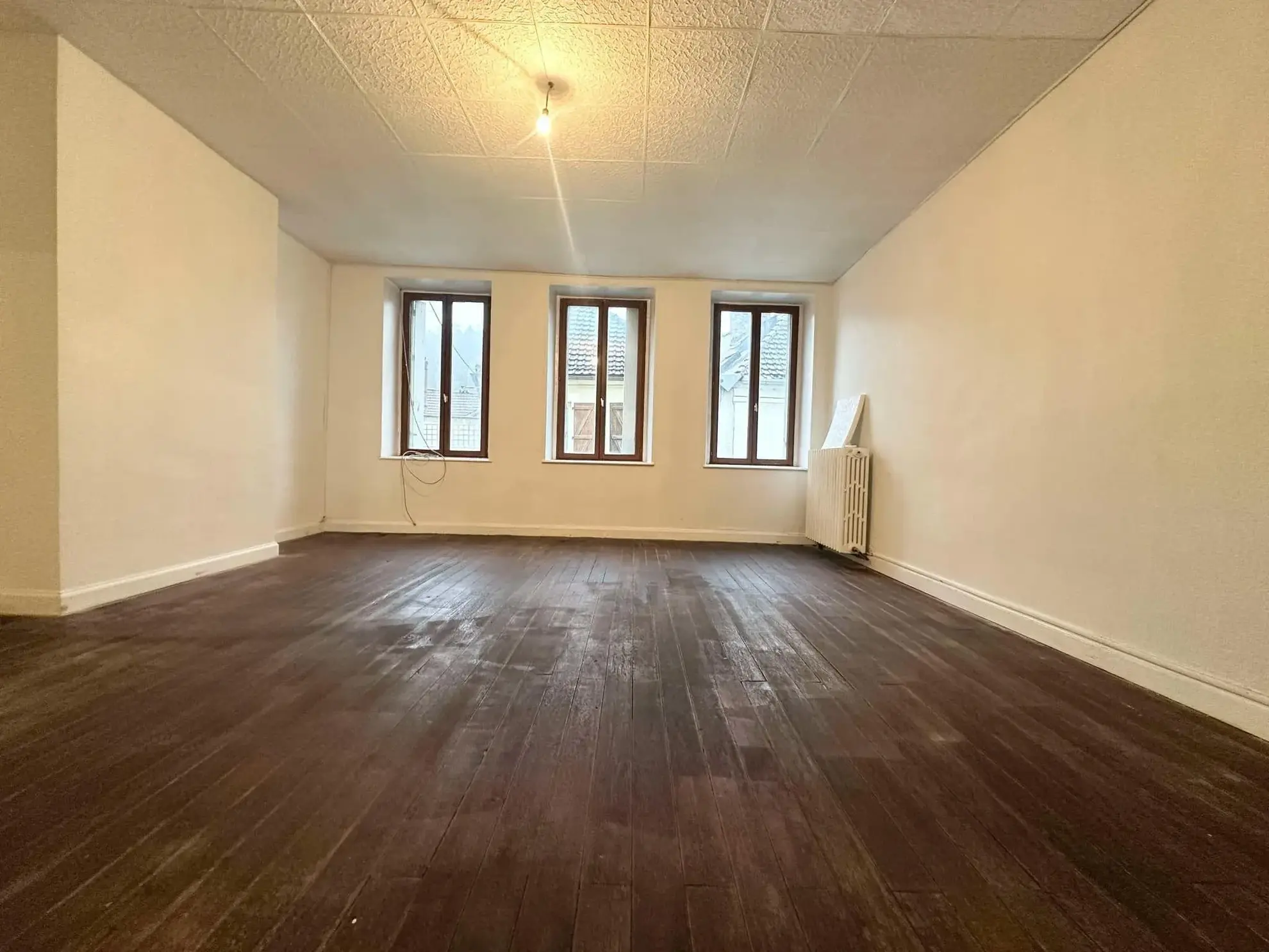 Immeuble de 214 m² avec local commercial et appartement à Bruyères-et-Montbérault 