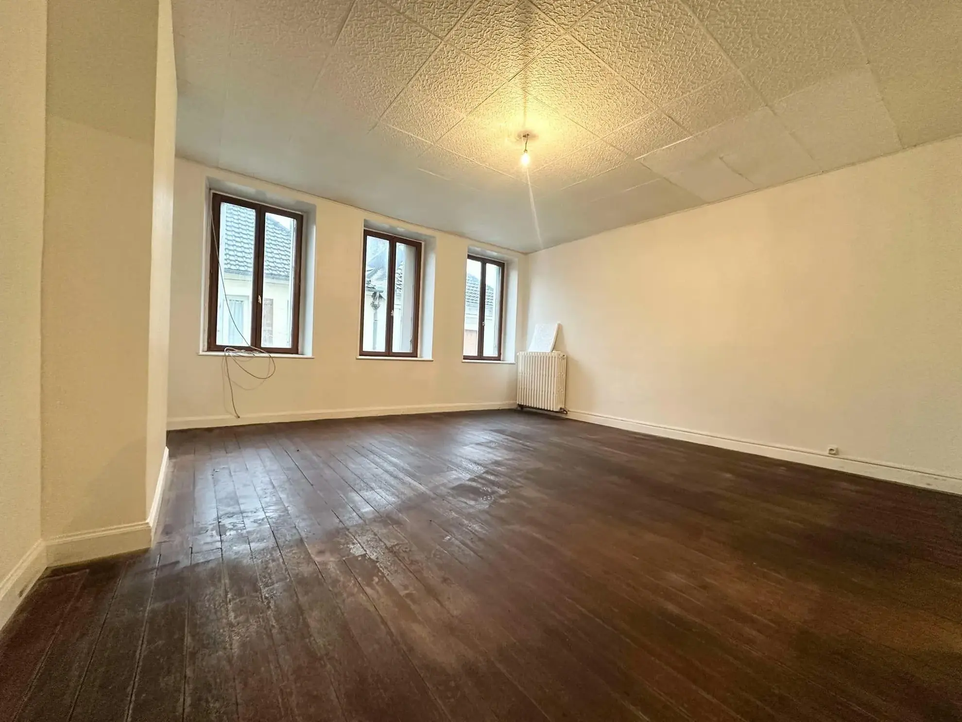 Immeuble de 214 m² avec local commercial et appartement à Bruyères-et-Montbérault 