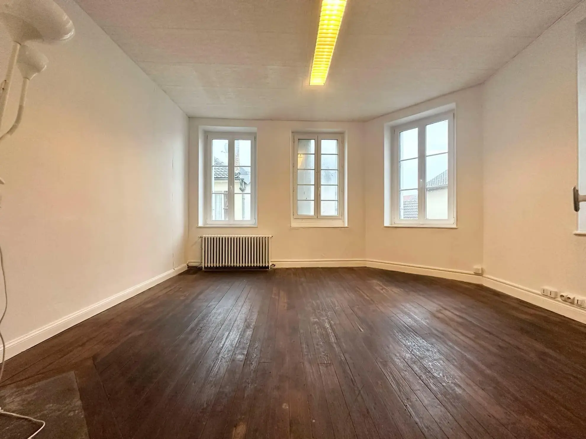 Immeuble de 214 m² avec local commercial et appartement à Bruyères-et-Montbérault 