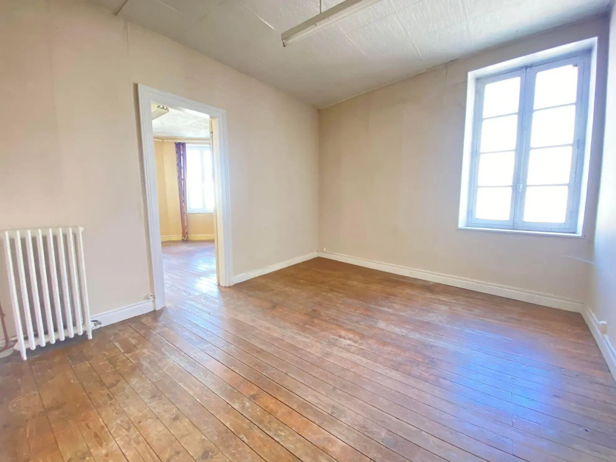 Immeuble de 214 m² avec local commercial et appartement à Bruyères-et-Montbérault 