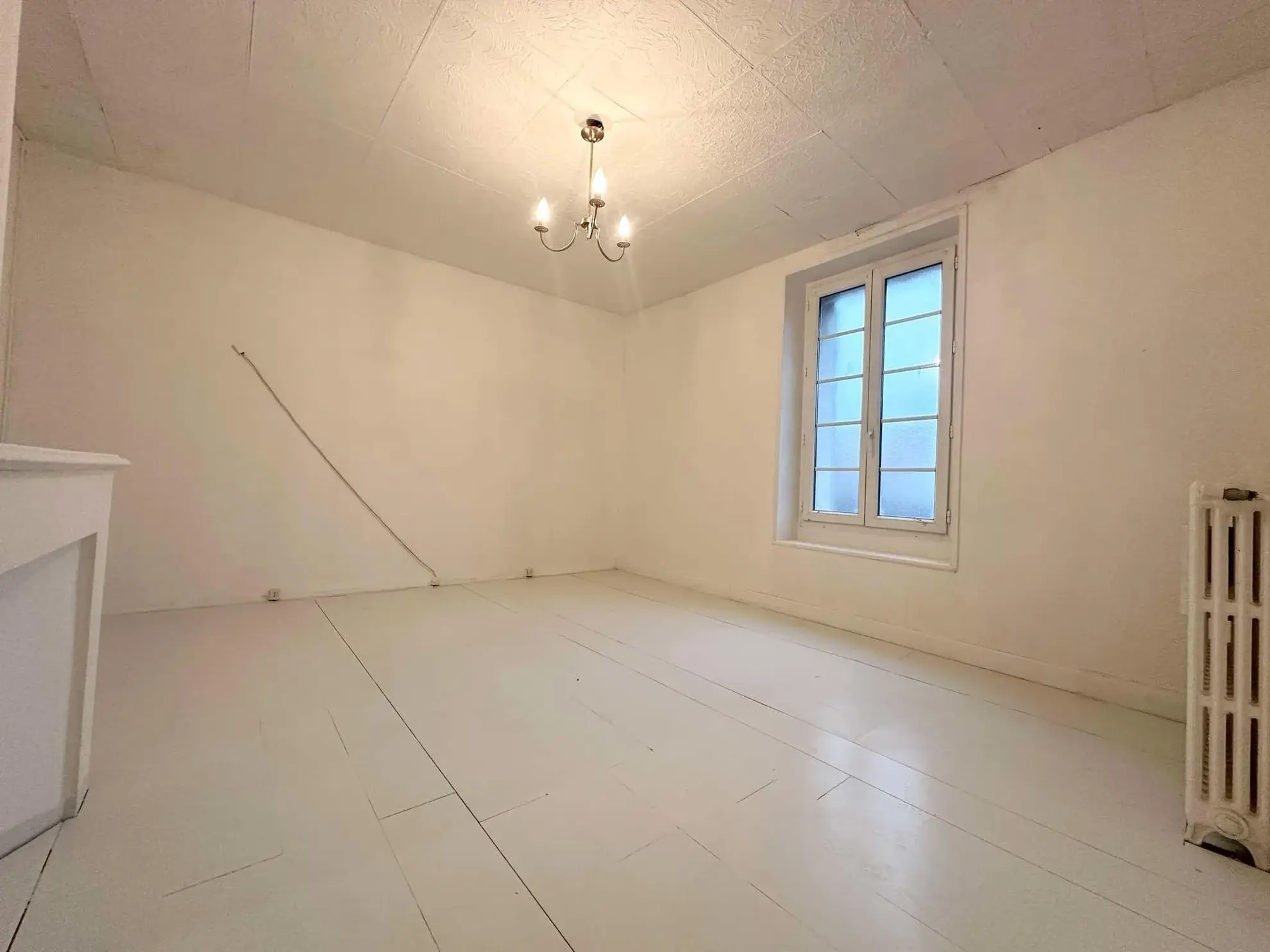 Immeuble de 214 m² avec local commercial et appartement à Bruyères-et-Montbérault 