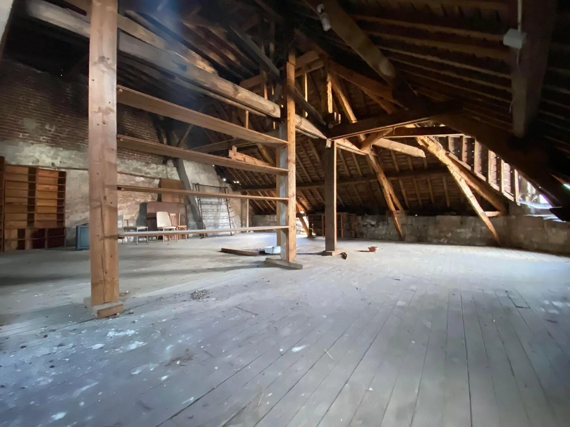 Immeuble de 214 m² avec local commercial et appartement à Bruyères-et-Montbérault 