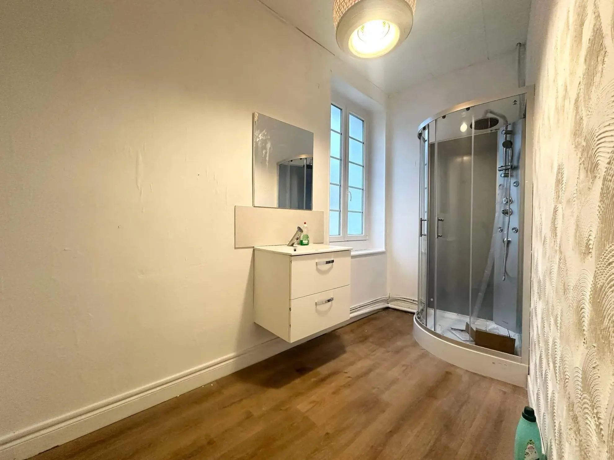 Immeuble de 214 m² avec local commercial et appartement à Bruyères-et-Montbérault 
