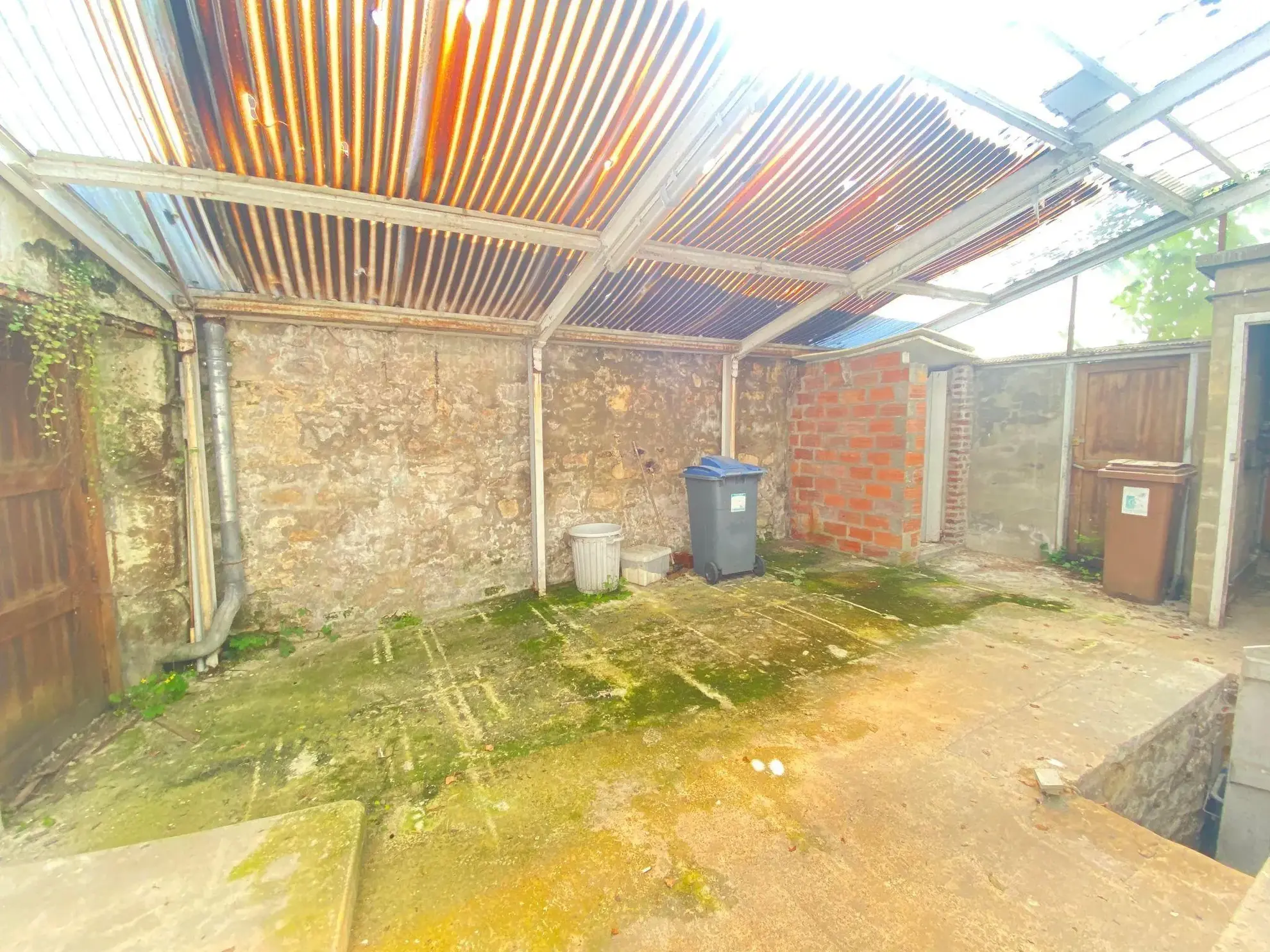 Immeuble de 214 m² avec local commercial et appartement à Bruyères-et-Montbérault 