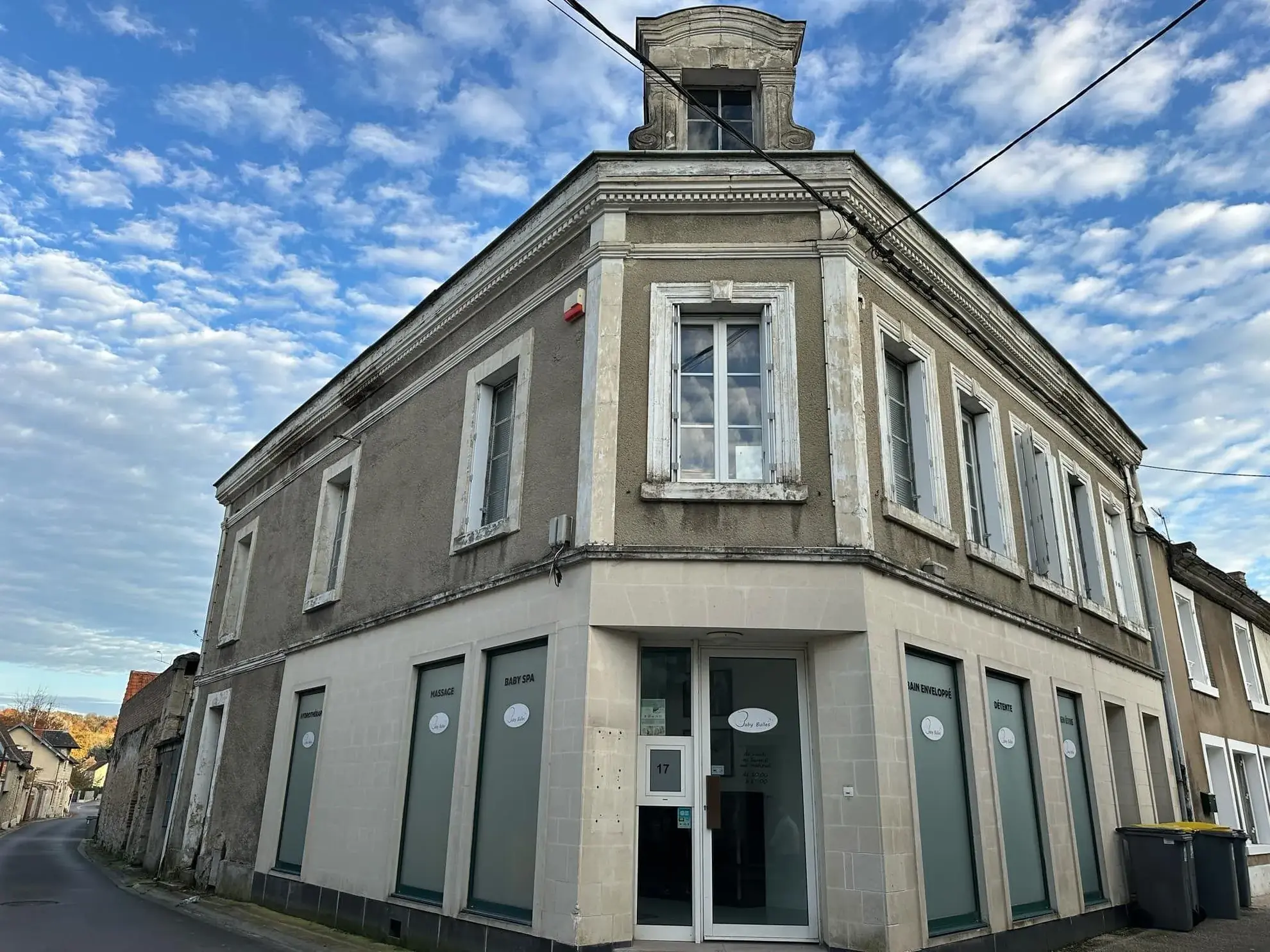 Immeuble de 214 m² avec local commercial et appartement à Bruyères-et-Montbérault 