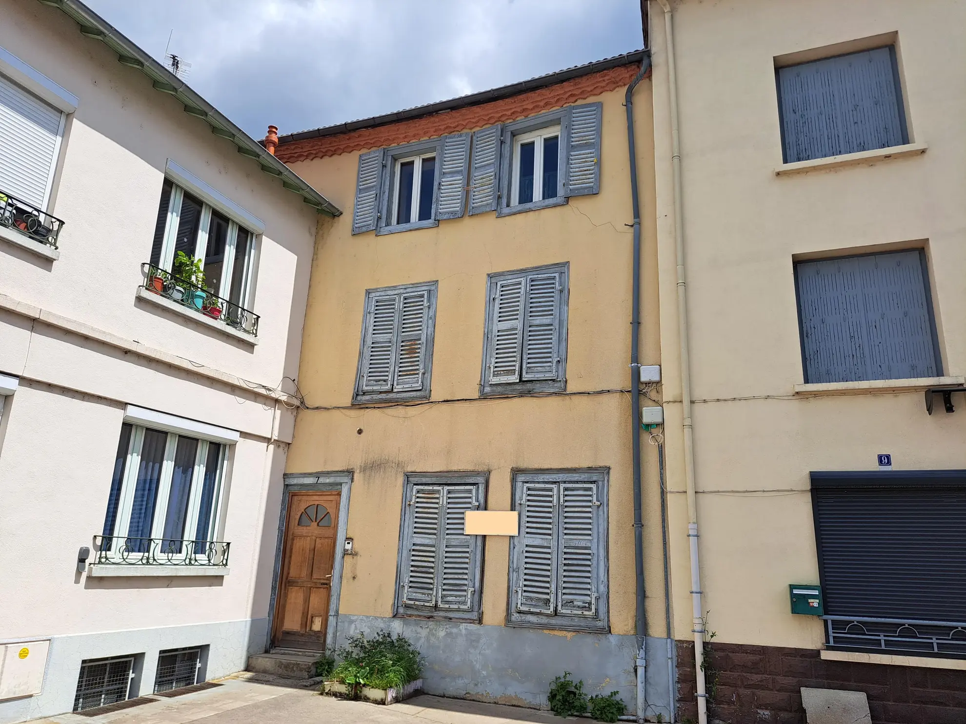 Maison de ville à rénover à Ambert, 145 m² avec garage et cave 