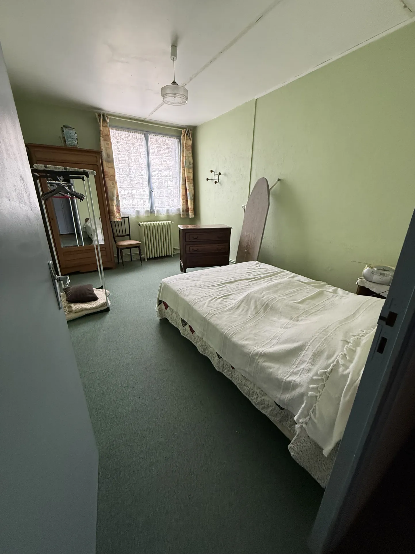 Ferme de plain-pied à rénover à Brugheas, terrain clos de 1000 m² 