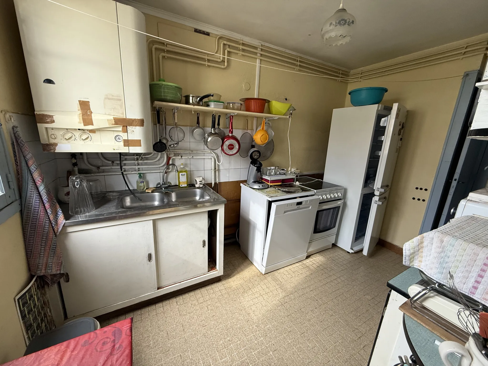 Ferme de plain-pied à rénover à Brugheas, terrain clos de 1000 m² 