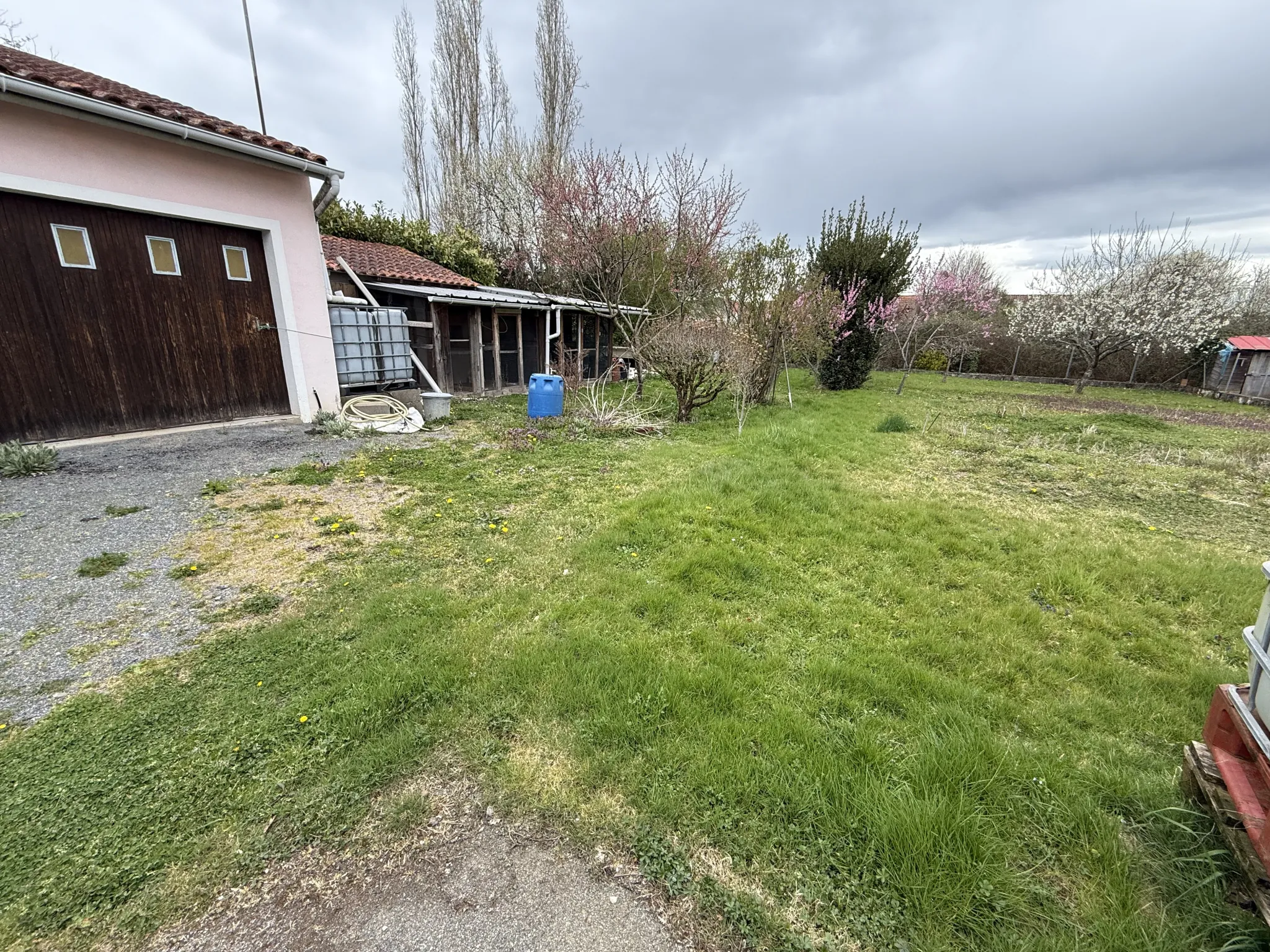 Ferme de plain-pied à rénover à Brugheas, terrain clos de 1000 m² 