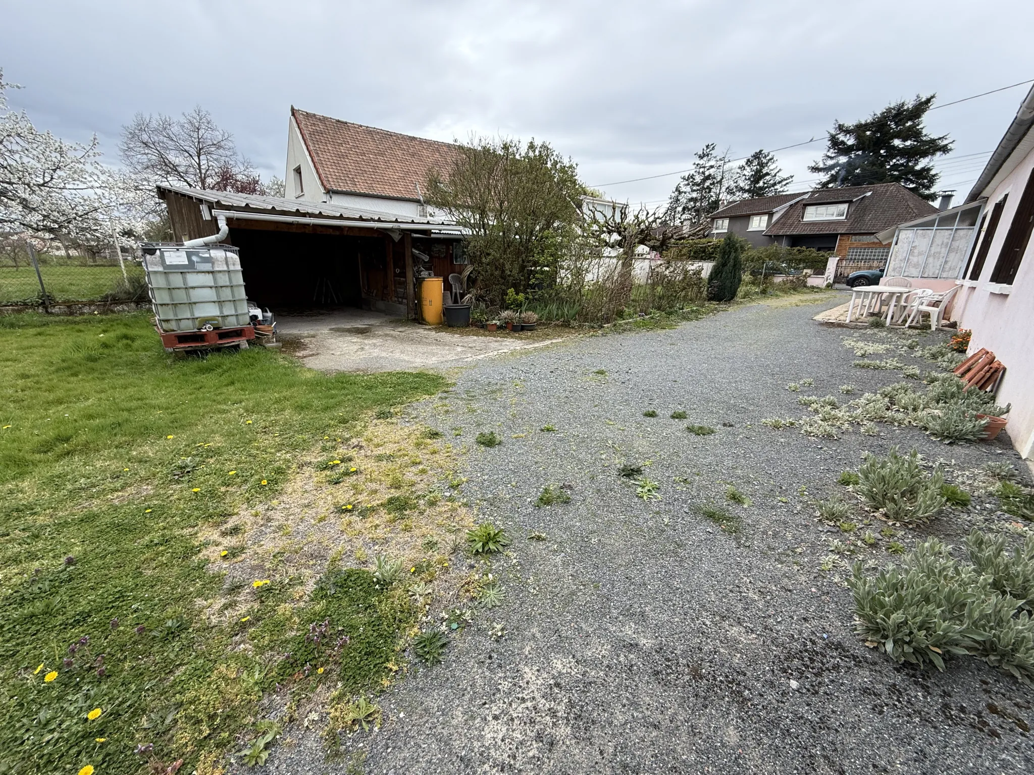 Ferme de plain-pied à rénover à Brugheas, terrain clos de 1000 m² 