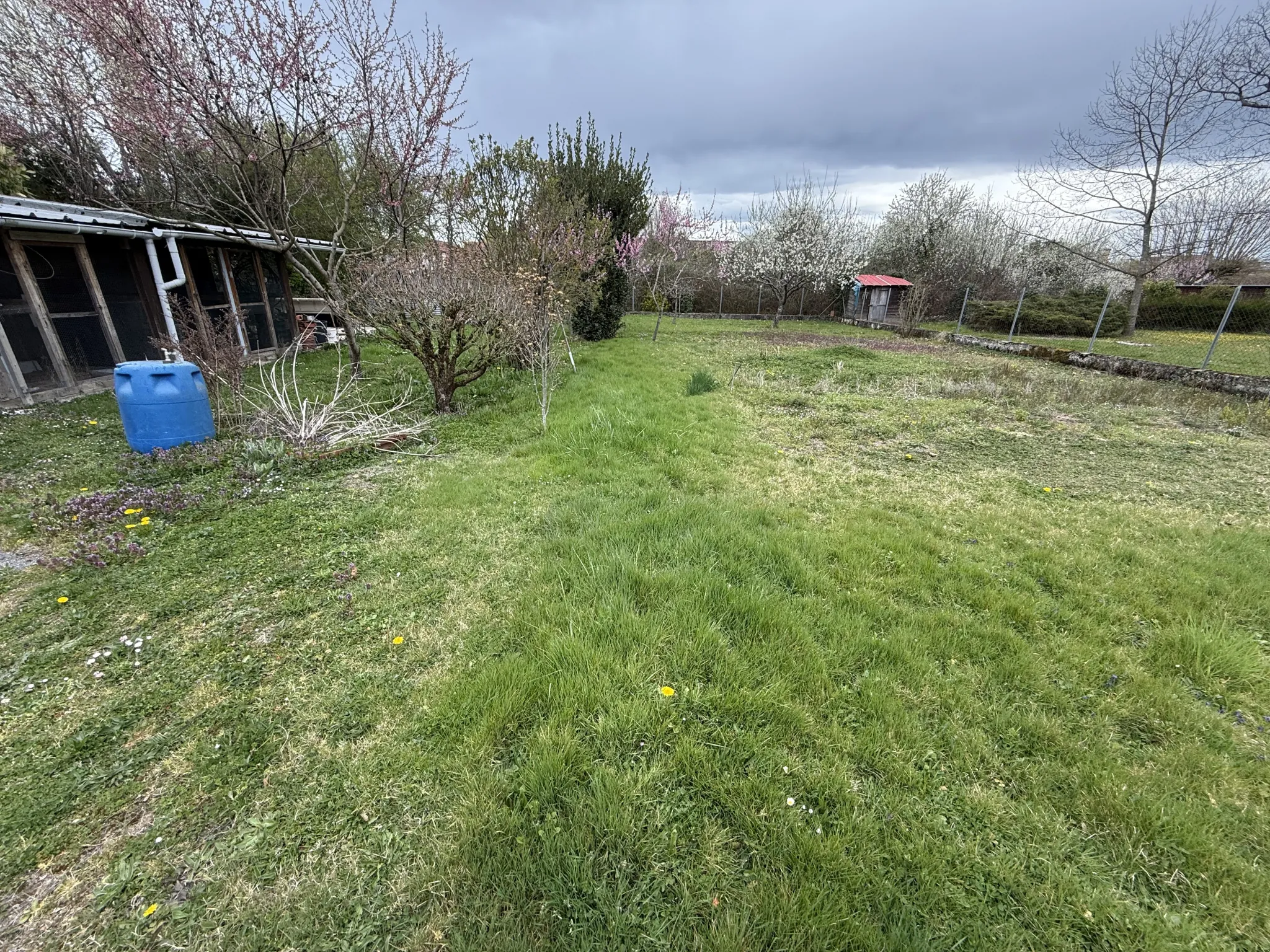 Ferme de plain-pied à rénover à Brugheas, terrain clos de 1000 m² 