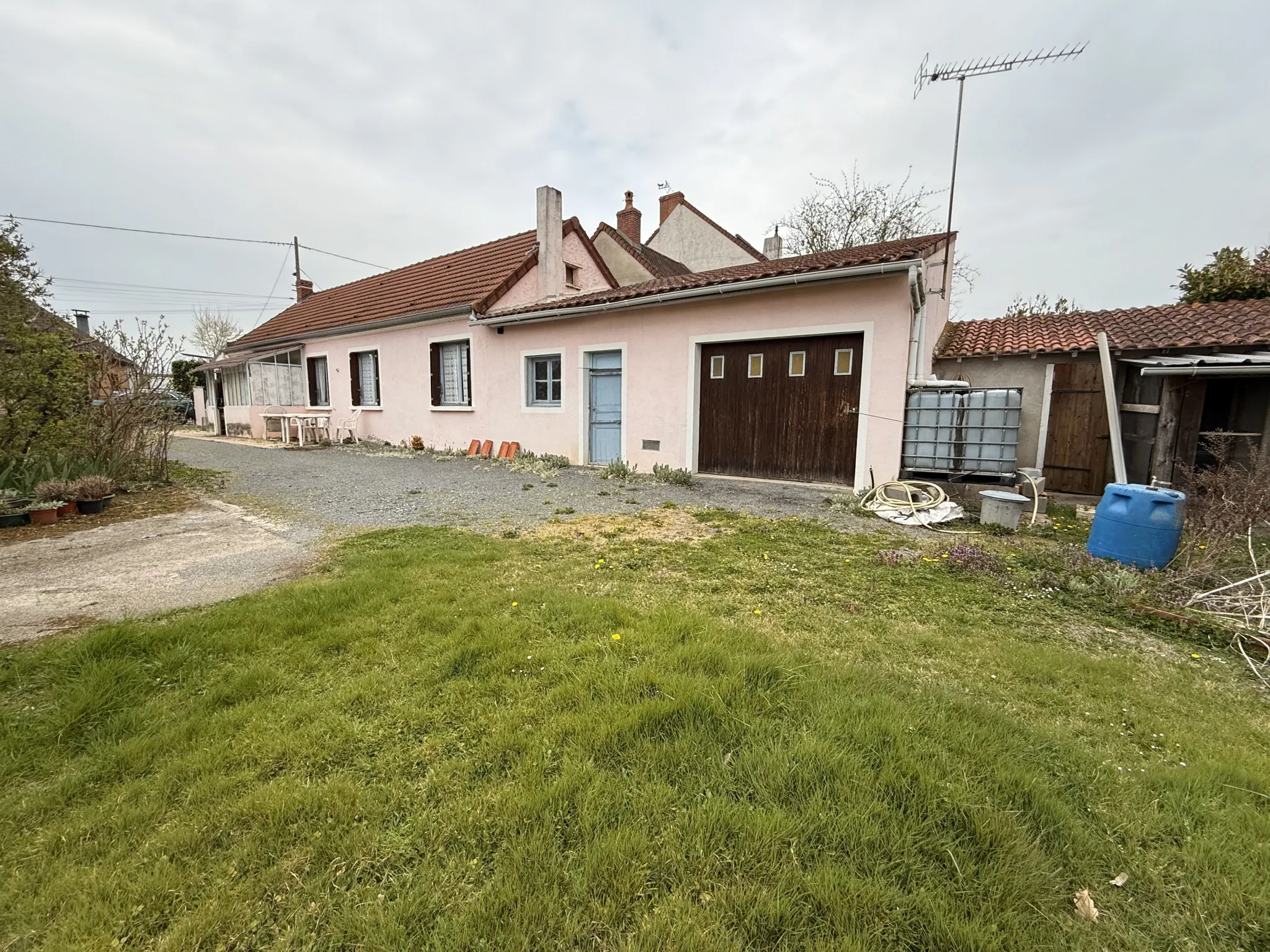 Ferme de plain-pied à rénover à Brugheas, terrain clos de 1000 m² 
