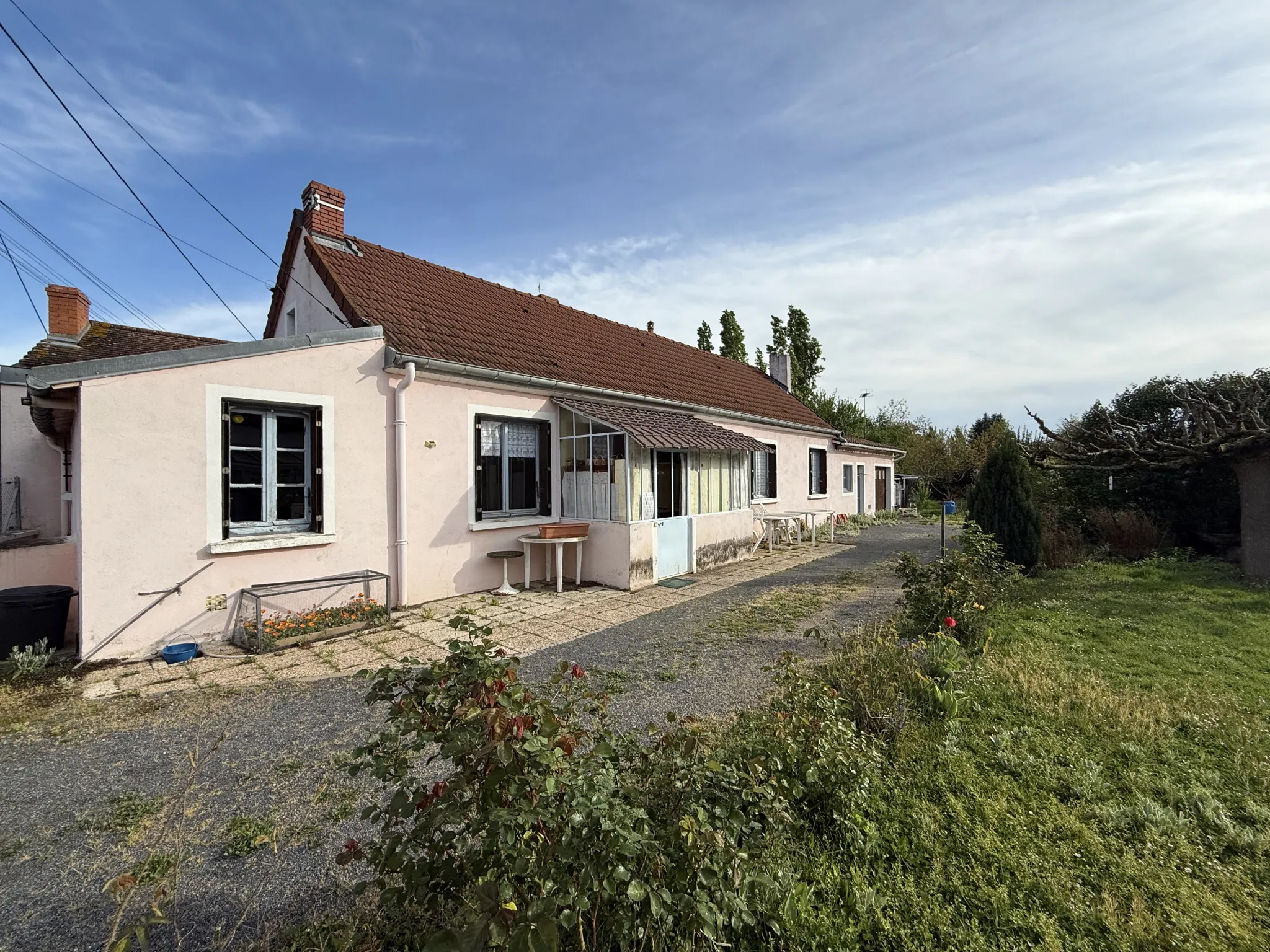Ferme de plain-pied à rénover à Brugheas, terrain clos de 1000 m²