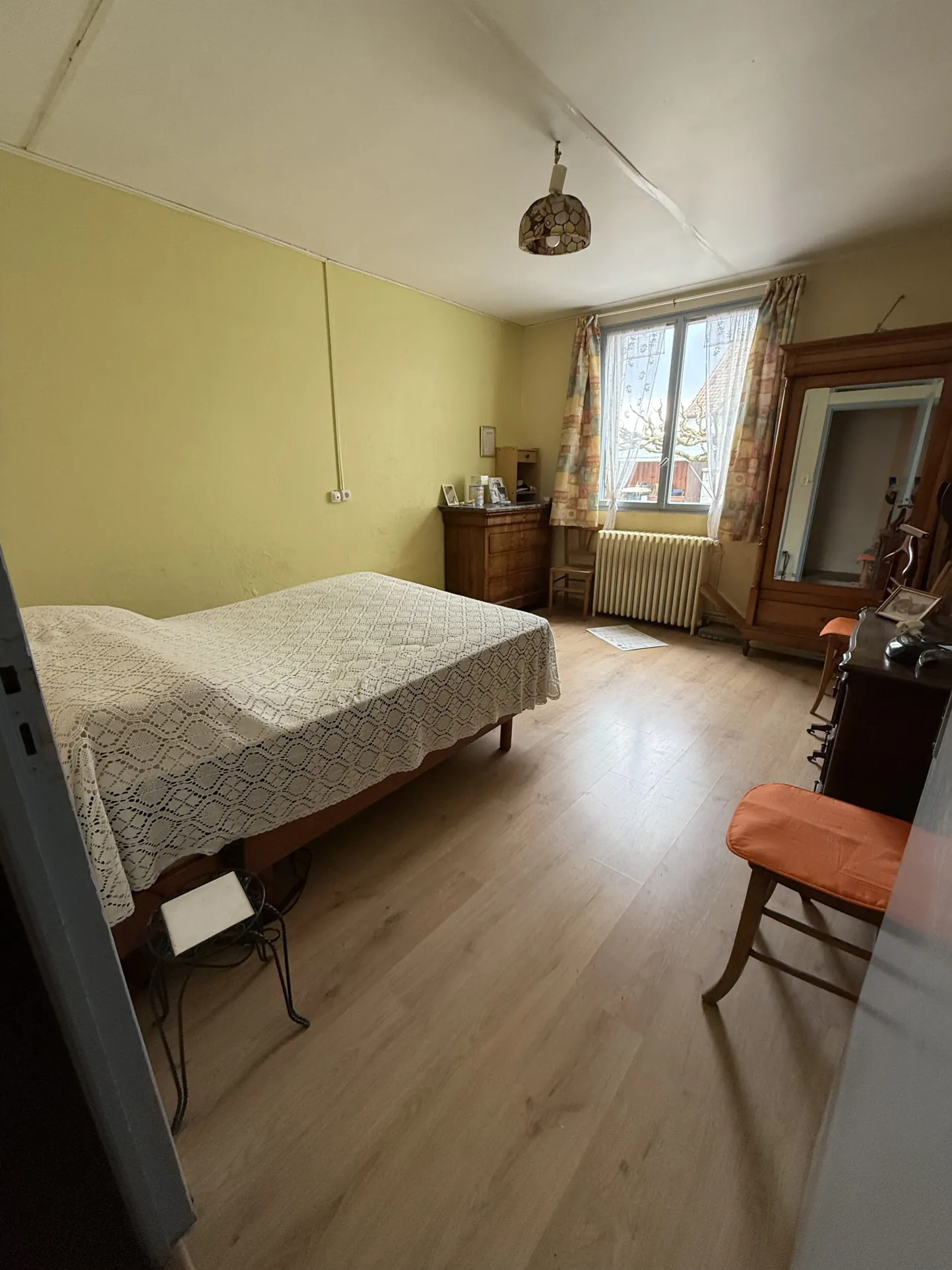 Ferme de plain-pied à rénover à Brugheas, terrain clos de 1000 m² 