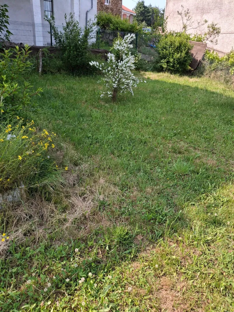 Dépôt de 265 m² à Saint Ferréol d'Auroure pour artisans et stockage