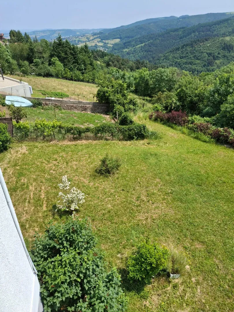 Dépôt de 265 m² à Saint Ferréol d'Auroure pour artisans et stockage 