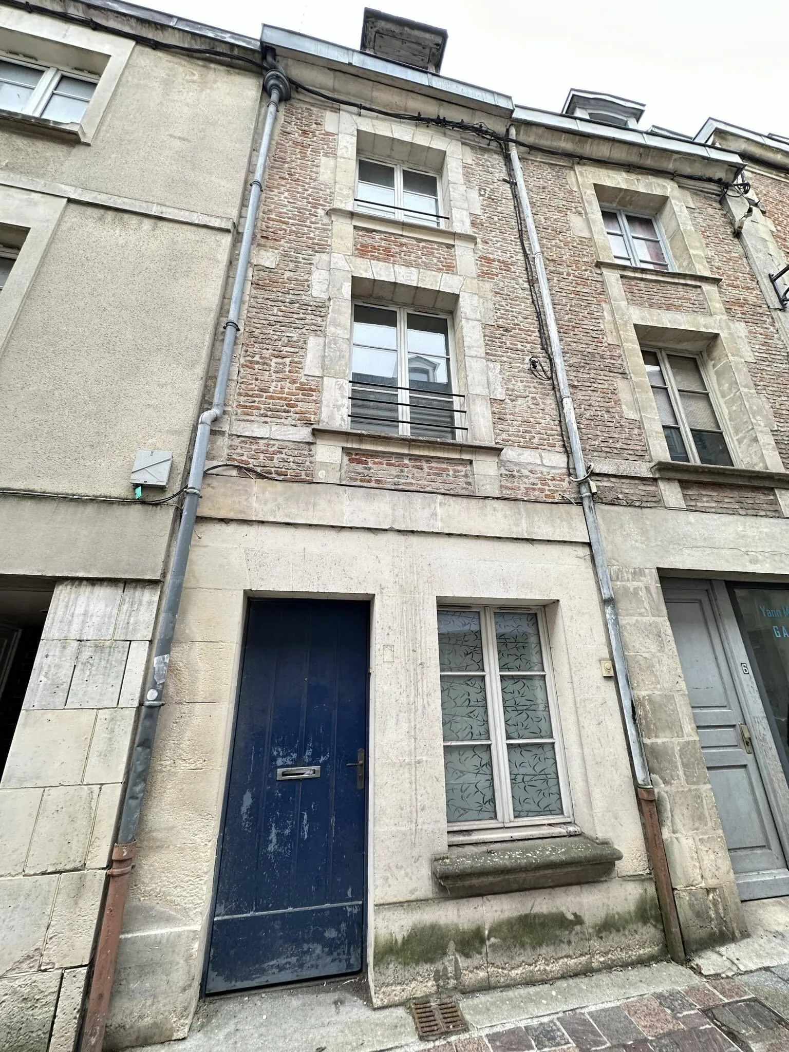 Maison de ville à Laon de 52 m² avec potentiel, cave et grenier aménageable