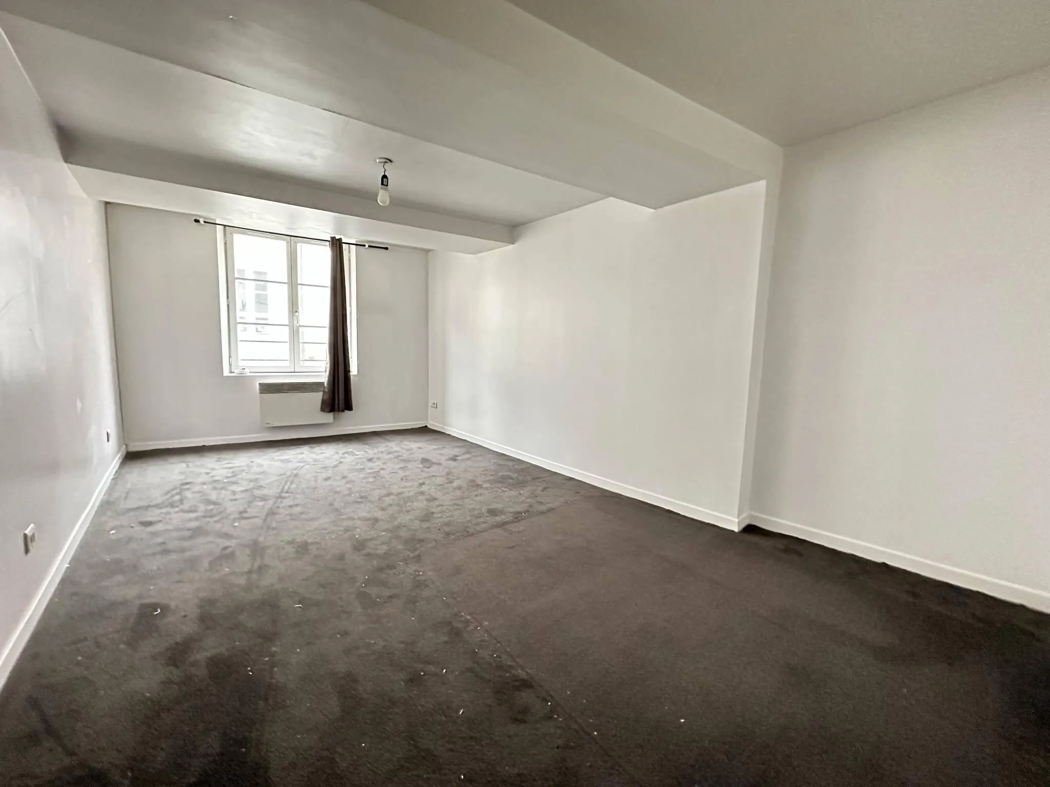 Maison de ville à Laon de 52 m² avec potentiel, cave et grenier aménageable 