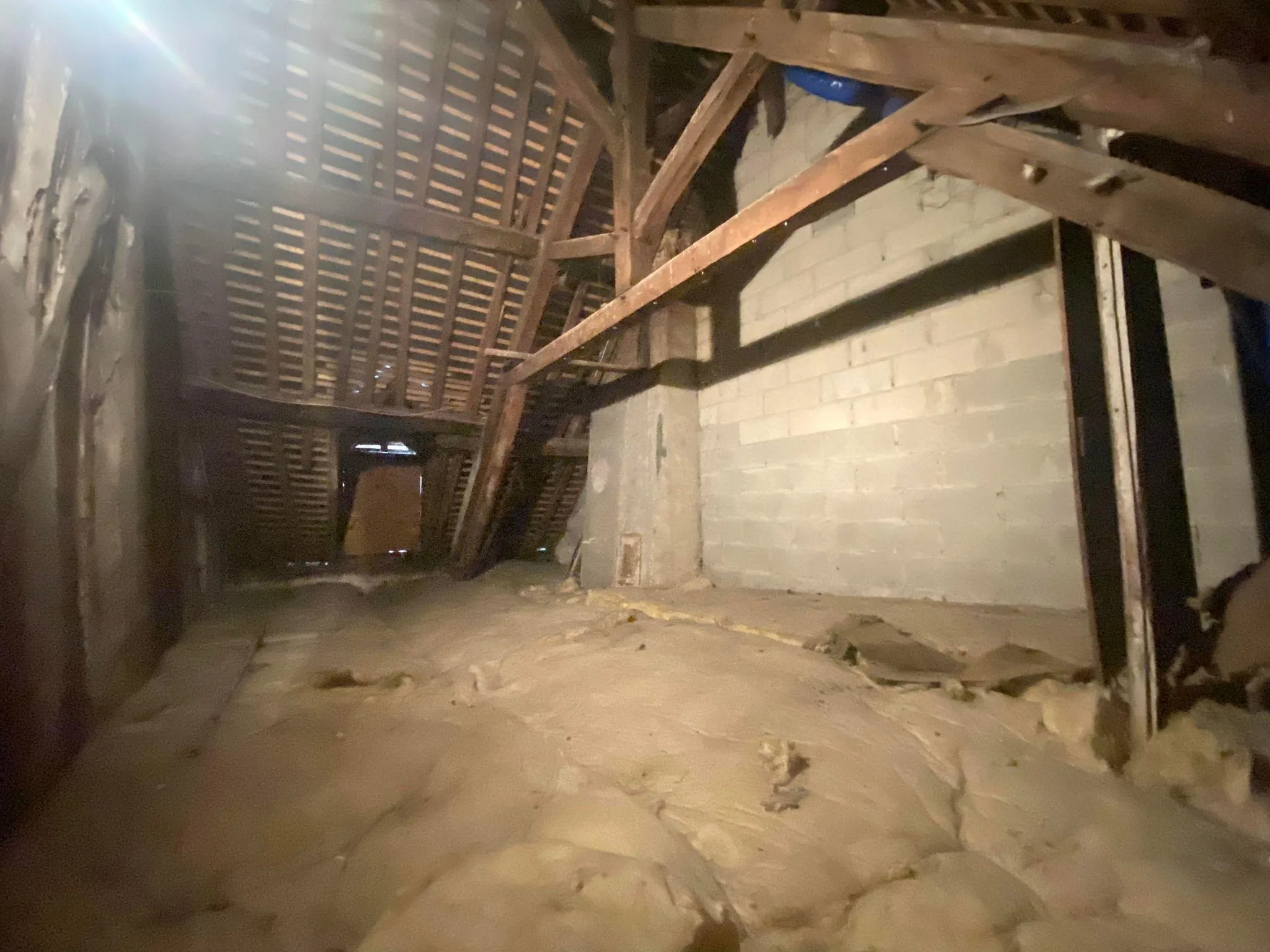 Maison de ville à Laon de 52 m² avec potentiel, cave et grenier aménageable 