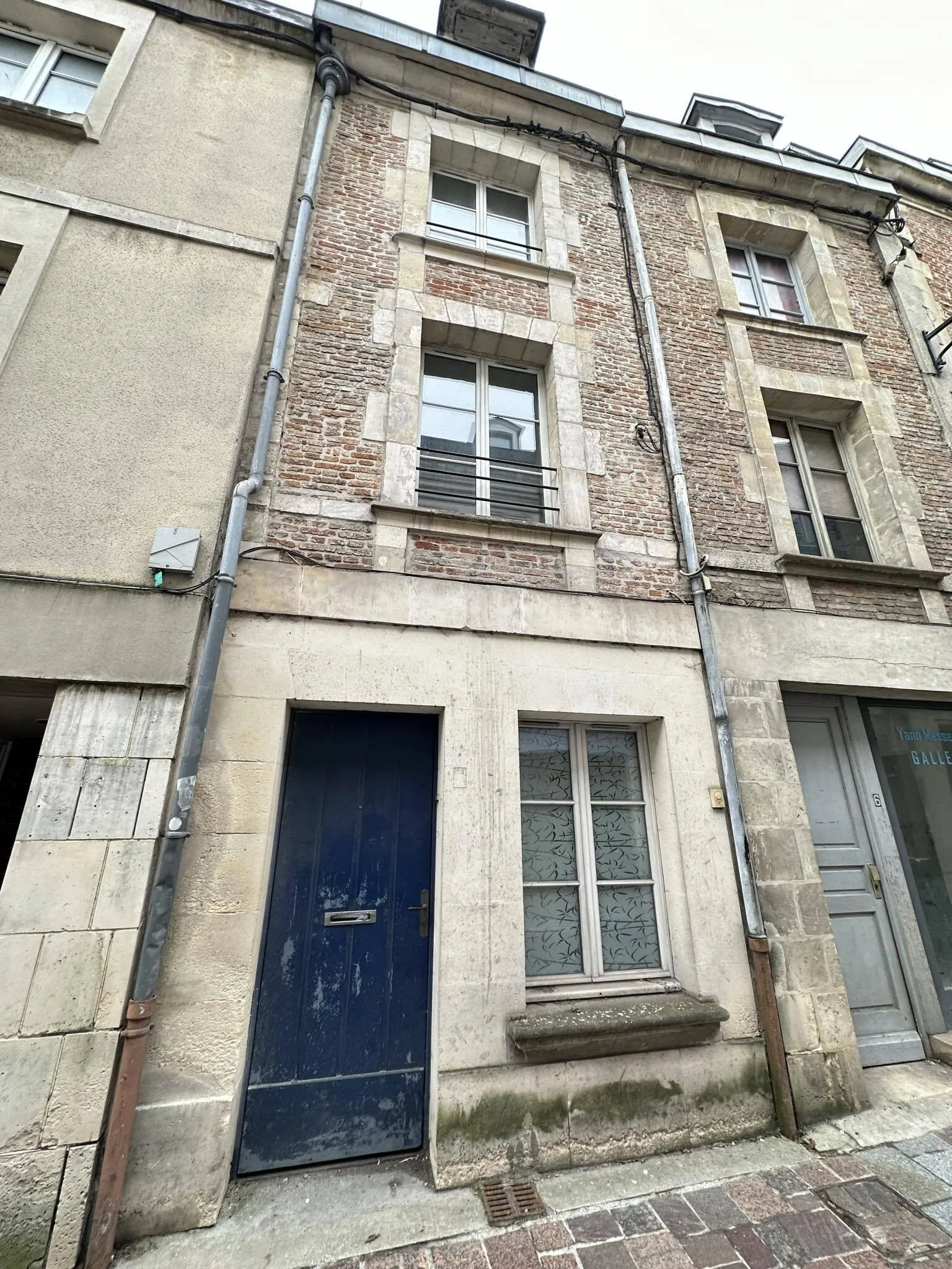 Maison de ville à Laon de 52 m² avec potentiel, cave et grenier aménageable 