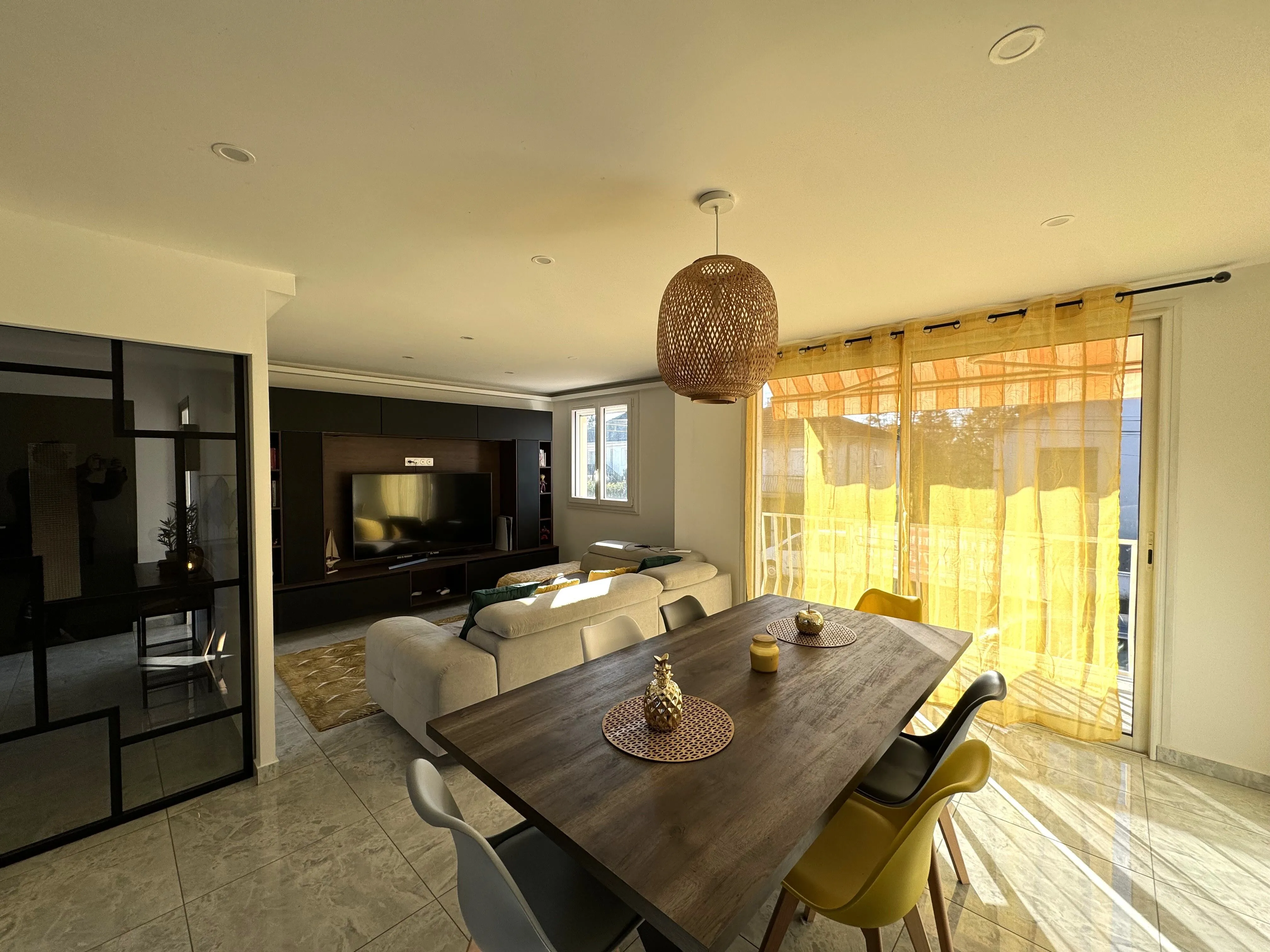 Villa rénovée de 110 m² à Mably avec terrain clos, 3 chambres, modernisée en 2024 