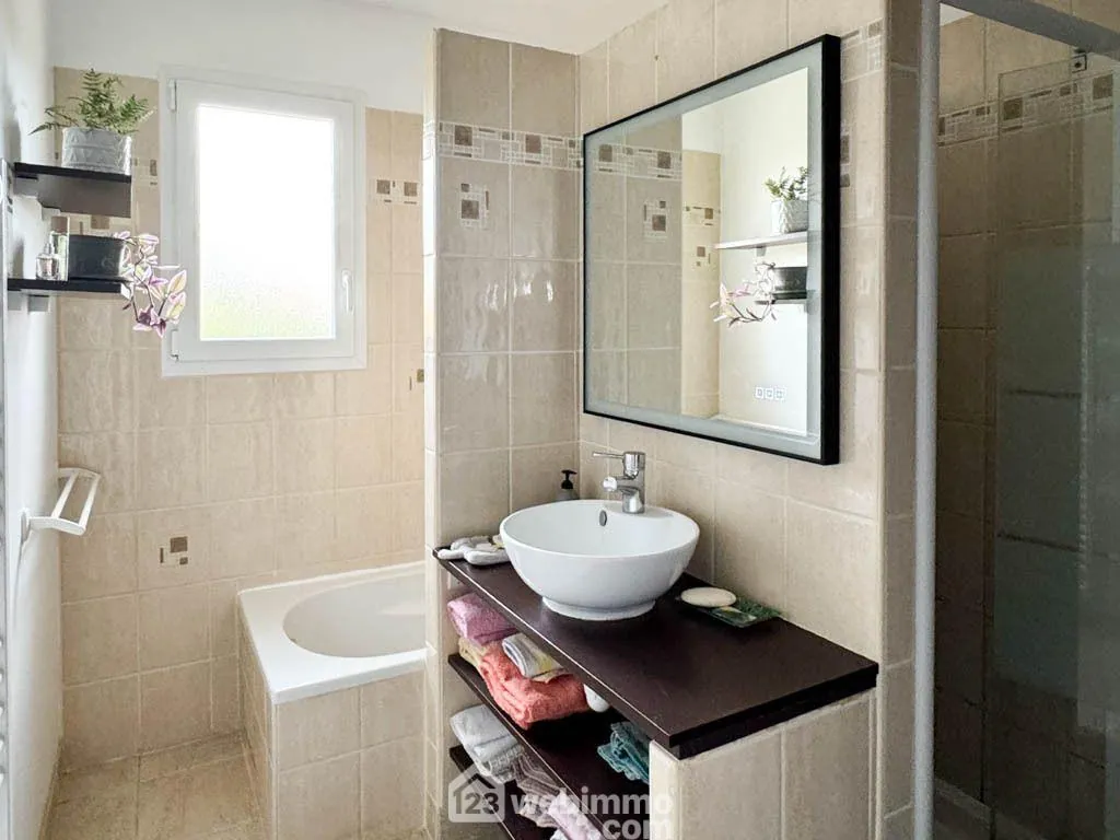 Maison à Loublande de 83m² avec 3 chambres et terrain de 1230 m² 