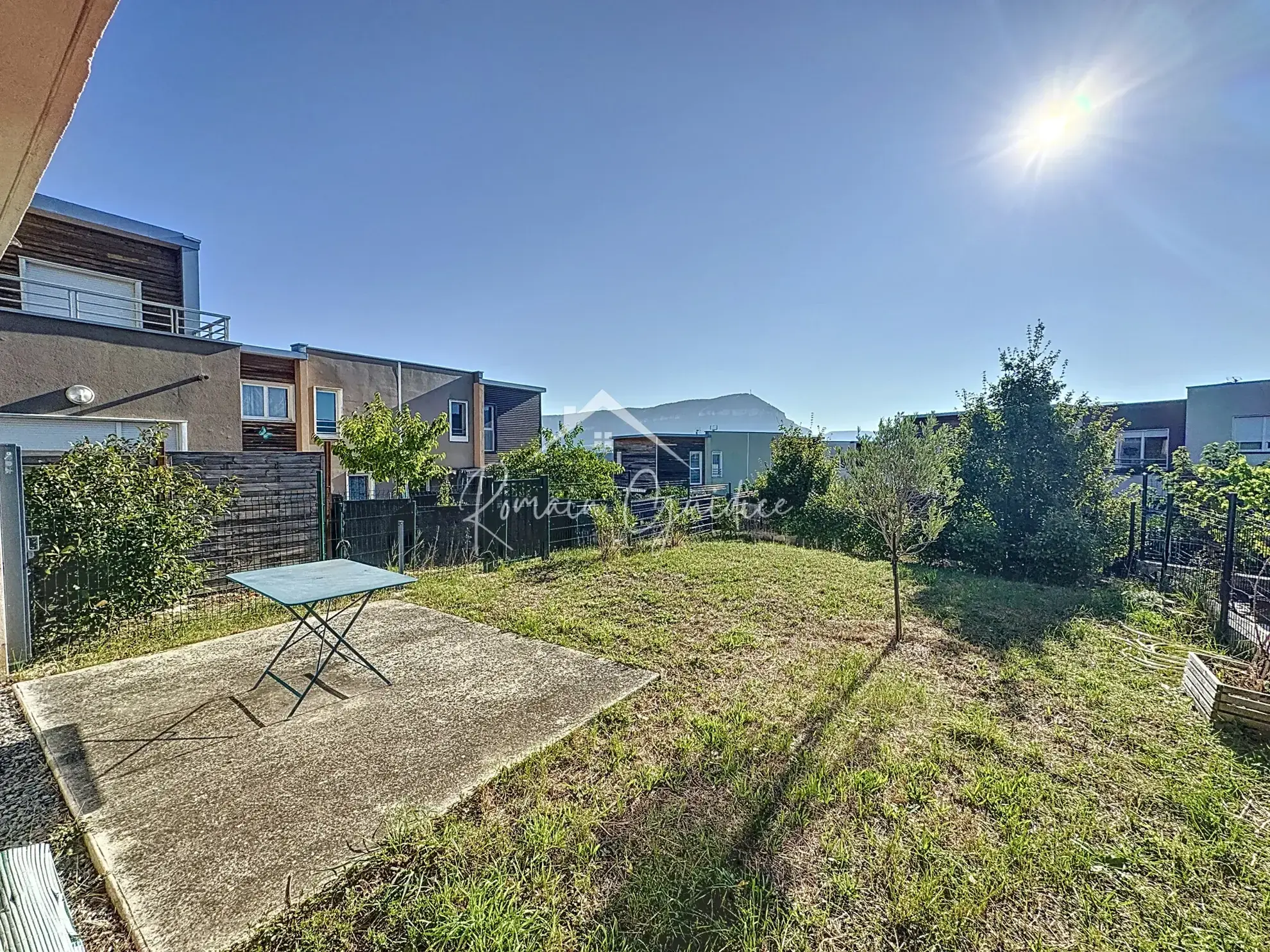 Appartement F3 de 66 m² avec jardin privé et parking à Millau 