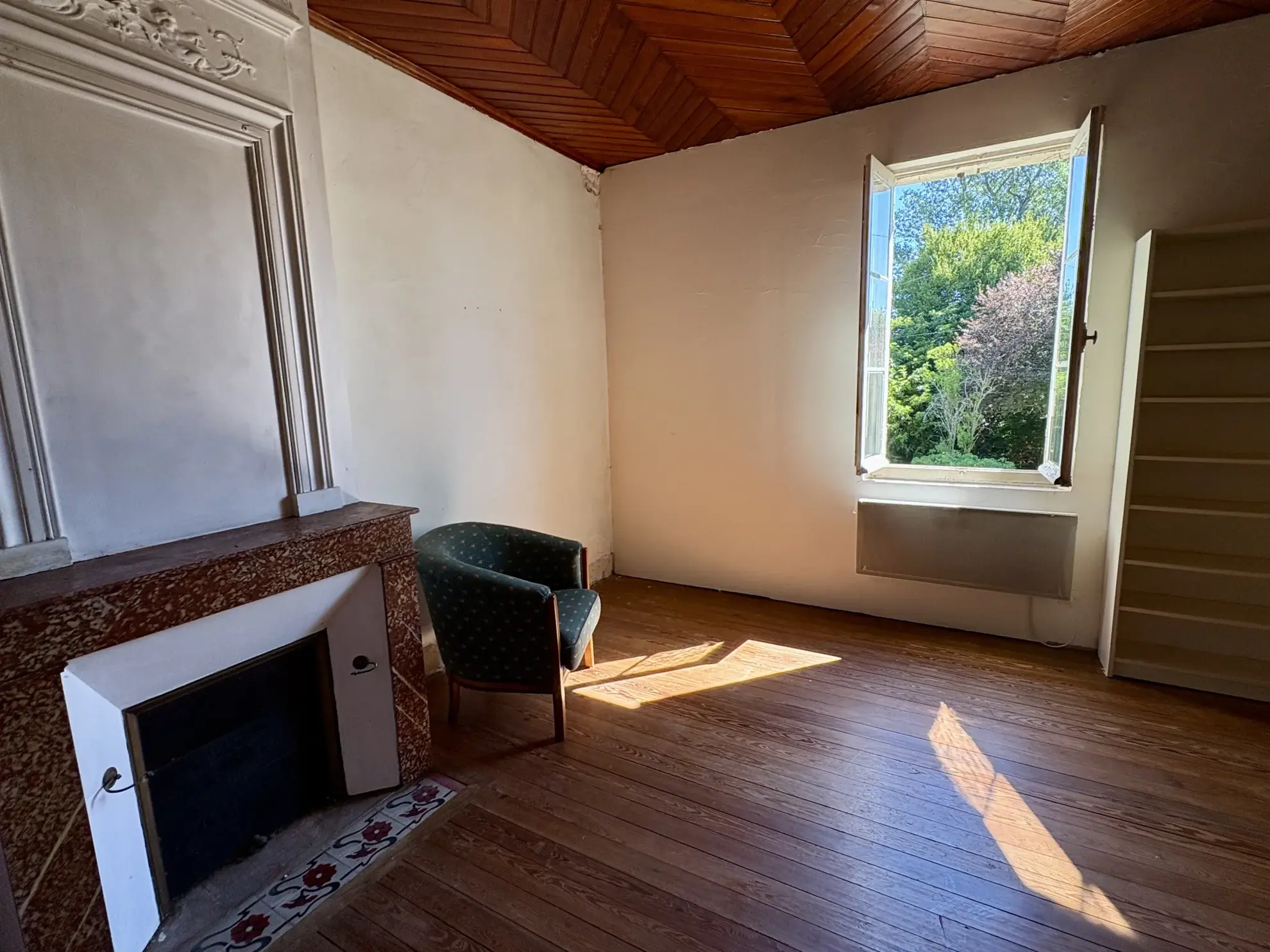 Belle maison en pierre à rénover à Aillas, 176 m² avec dépendance et charmant cachet authentique 