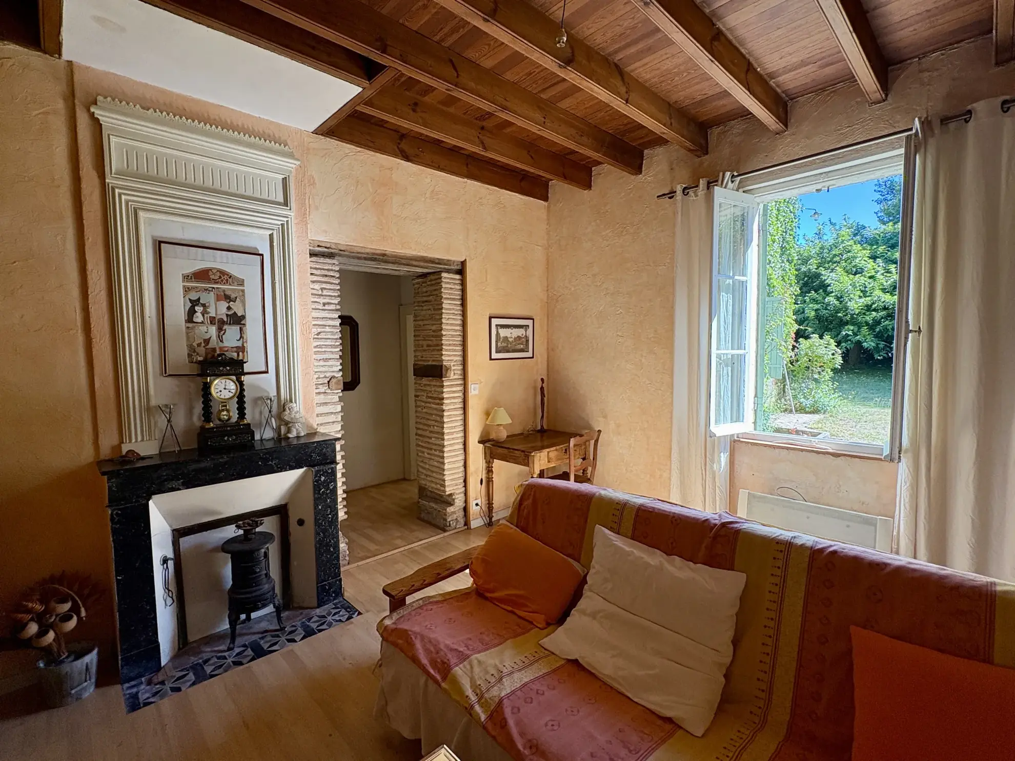 Belle maison en pierre à rénover à Aillas, 176 m² avec dépendance et charmant cachet authentique 