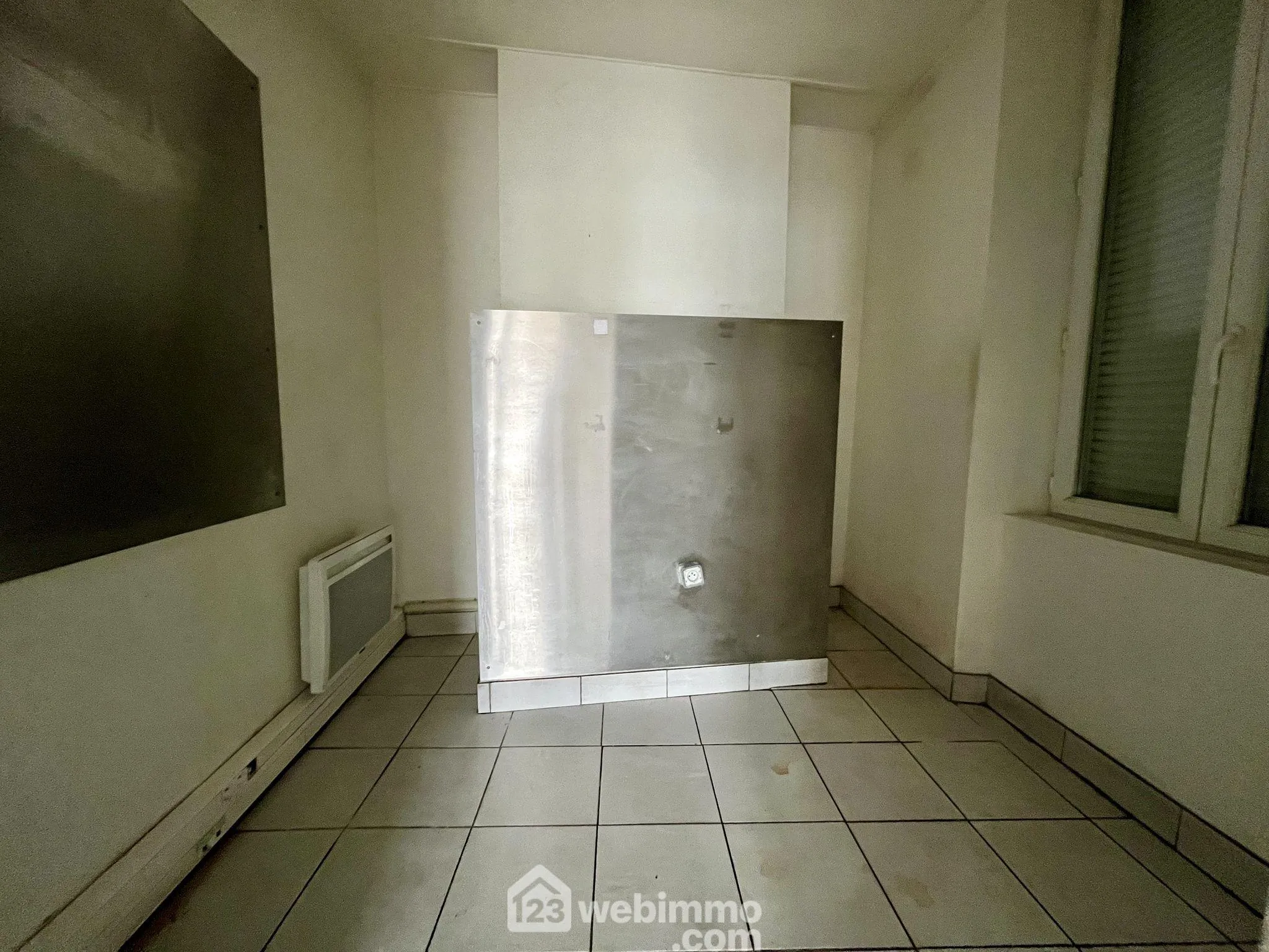 Local commercial de 50 m² à vendre à Listrac-Médoc avec grande vitrine 