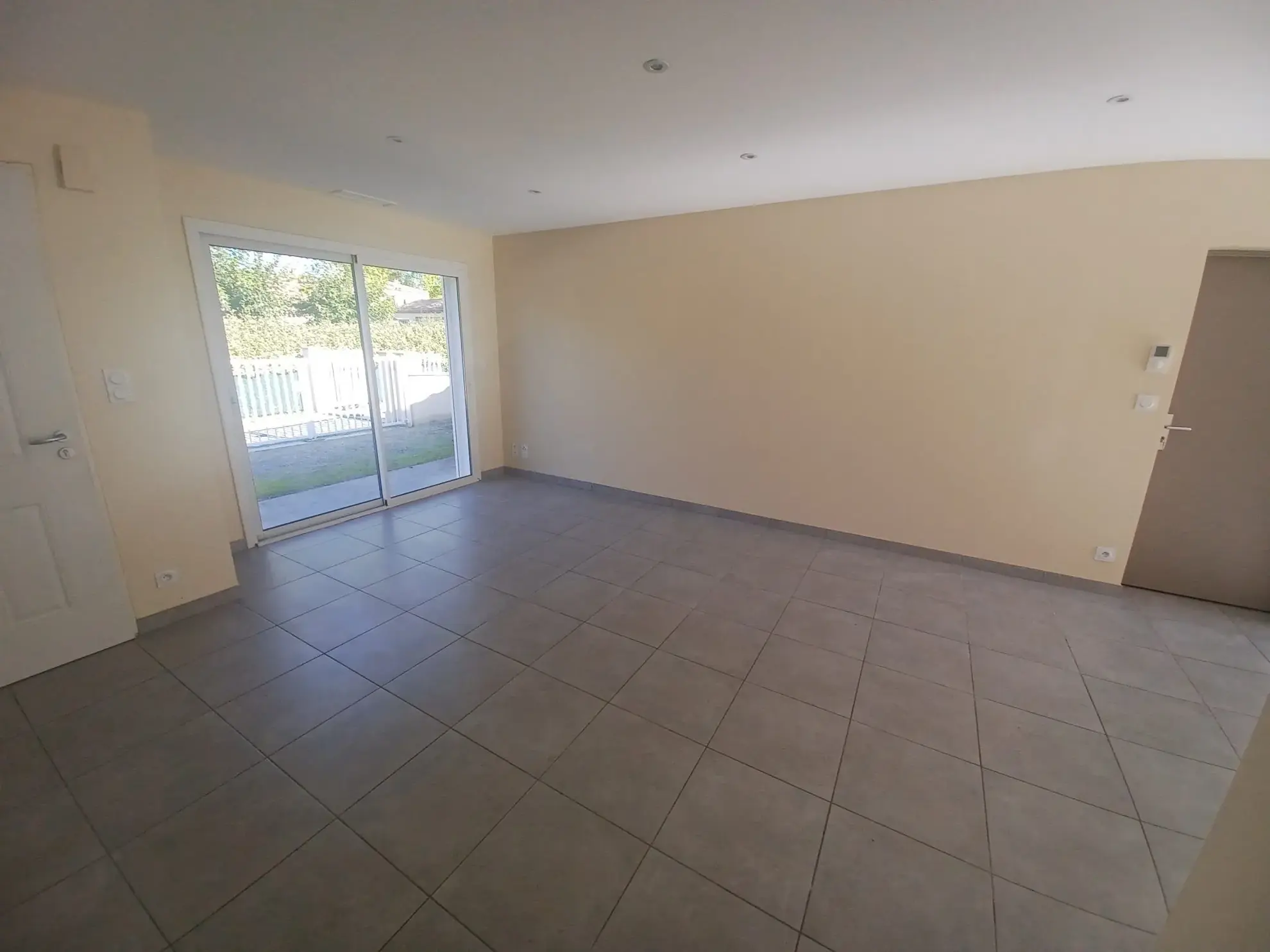 Maison récente de plain-pied avec jardin à Vénès, Tarn 