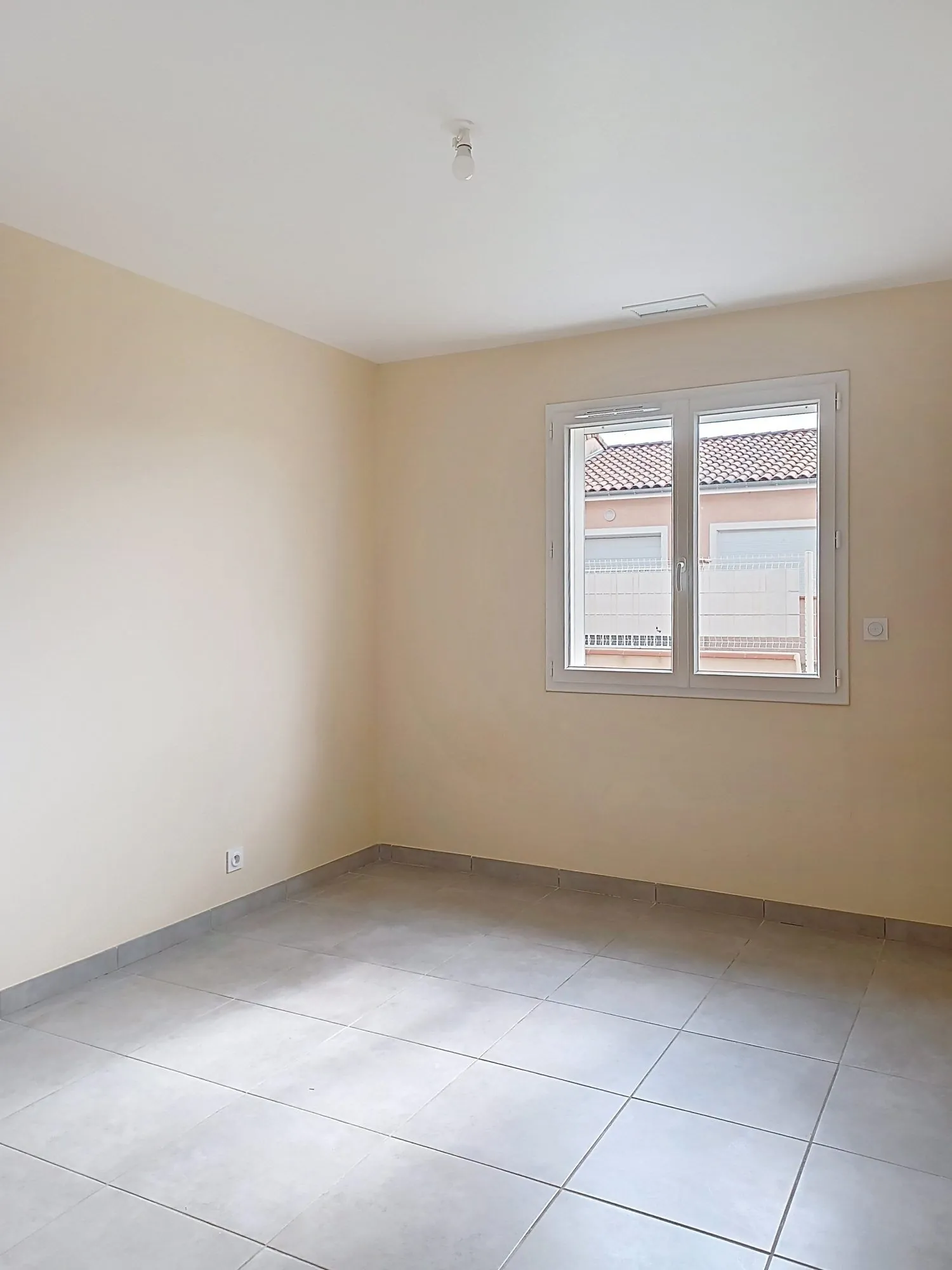 Maison de plain-pied à Vénès dans le Tarn avec jardin et terrasse 