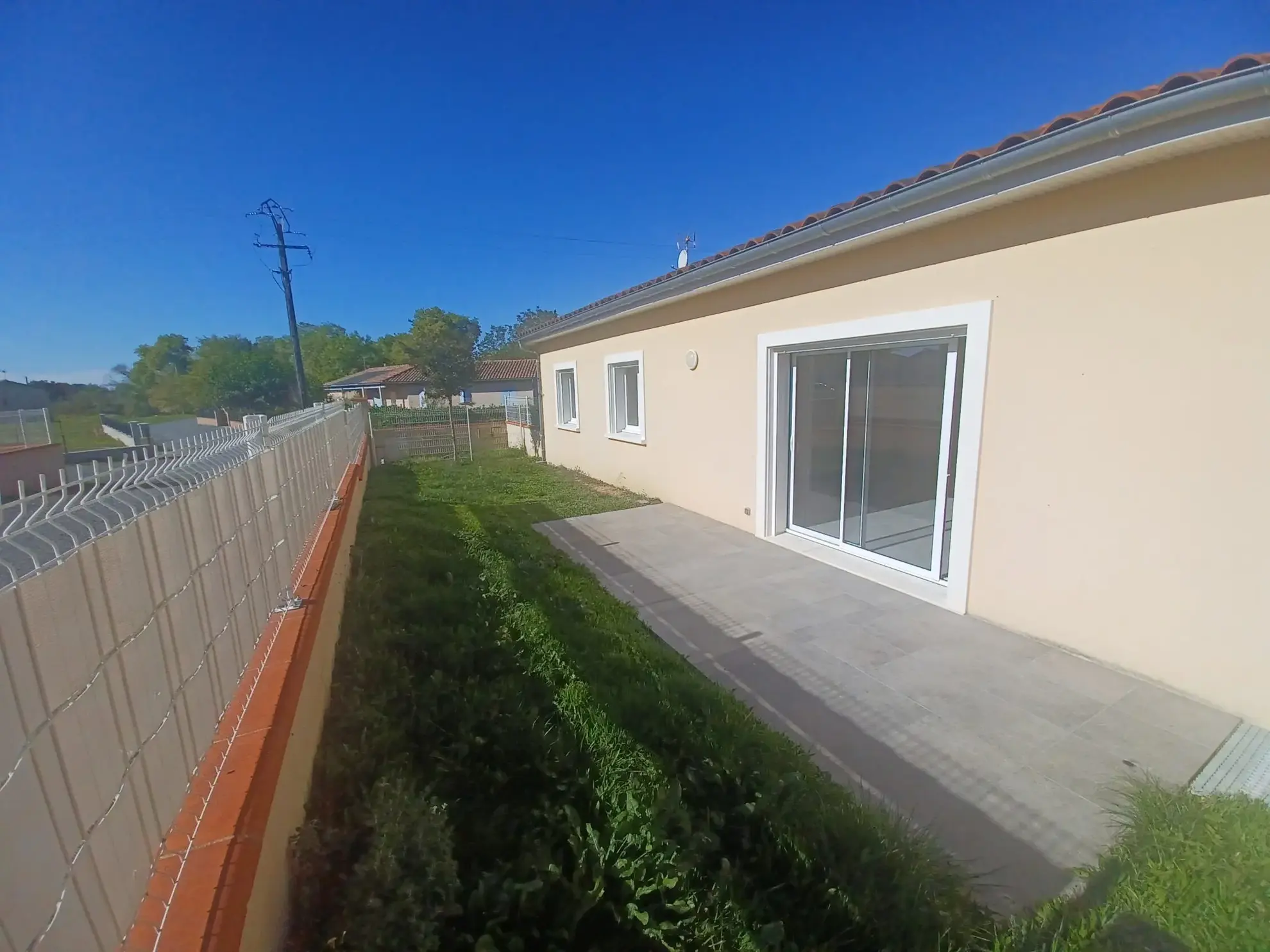 Maison de plain-pied à Vénès dans le Tarn avec jardin et terrasse 
