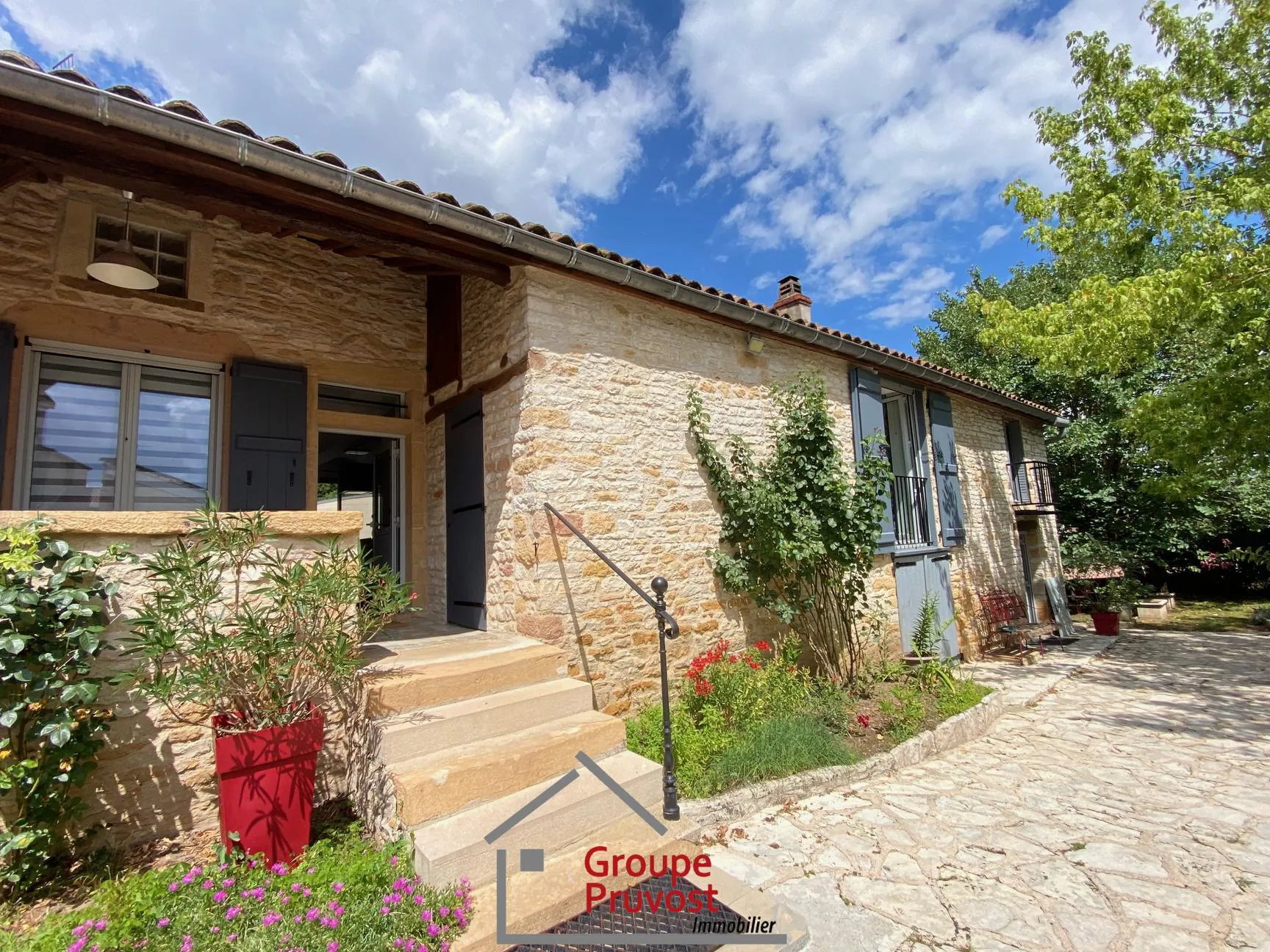 Maison en pierre avec dépendance et jardin à Cluny, à 6 km