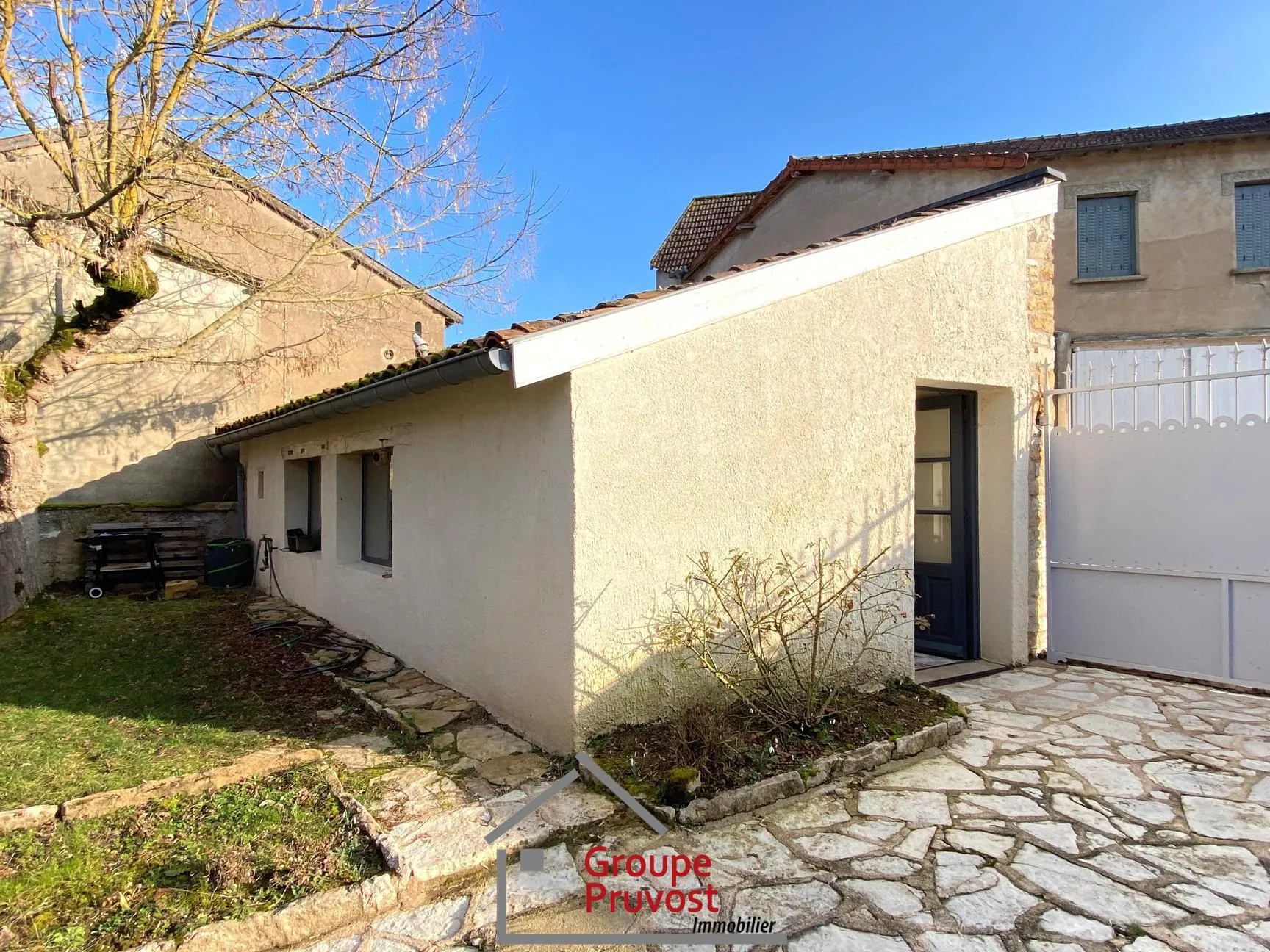 Maison en pierre avec dépendance et jardin à Cluny, à 6 km 