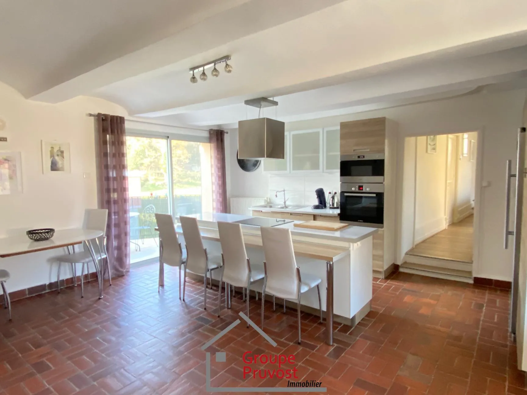 Maison en pierre avec dépendance et jardin à Cluny, à 6 km 