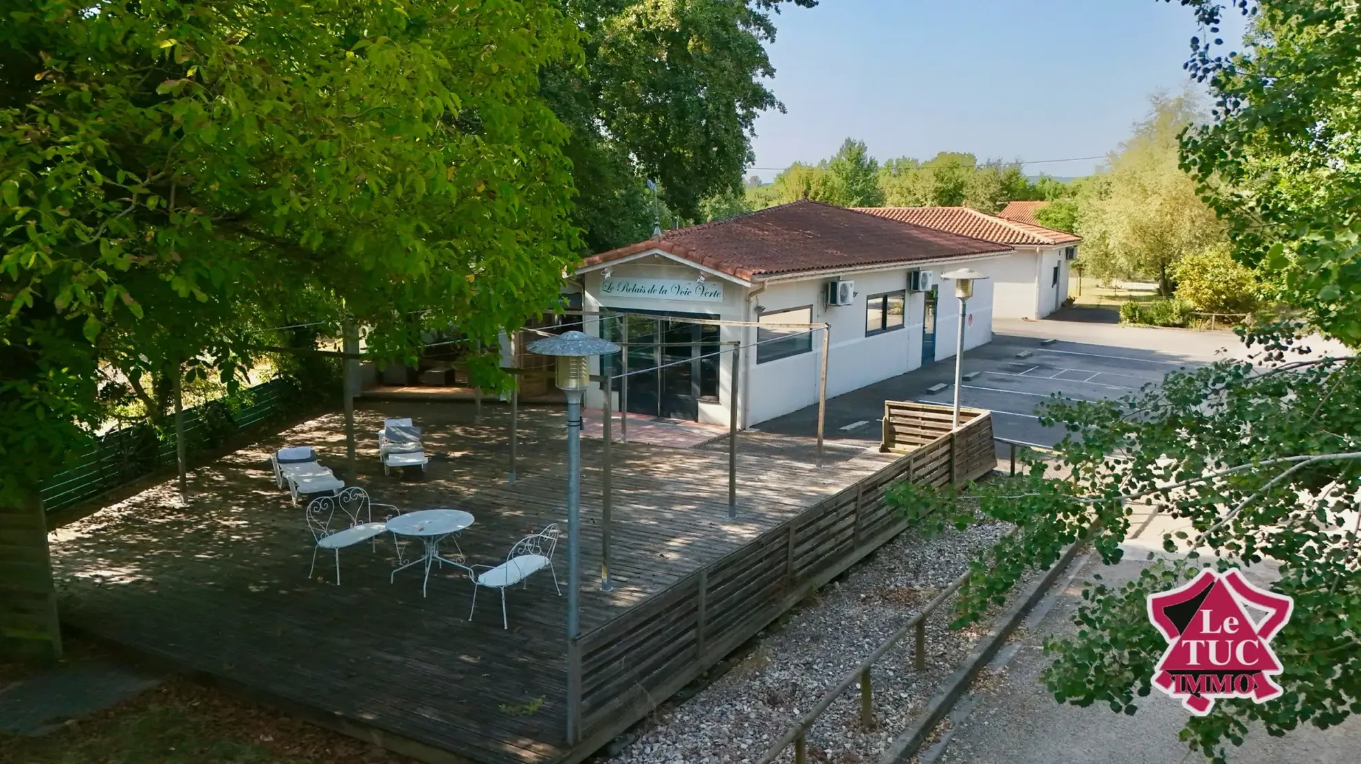 Vente maison contemporaine avec terrasses et jardin à Ledat