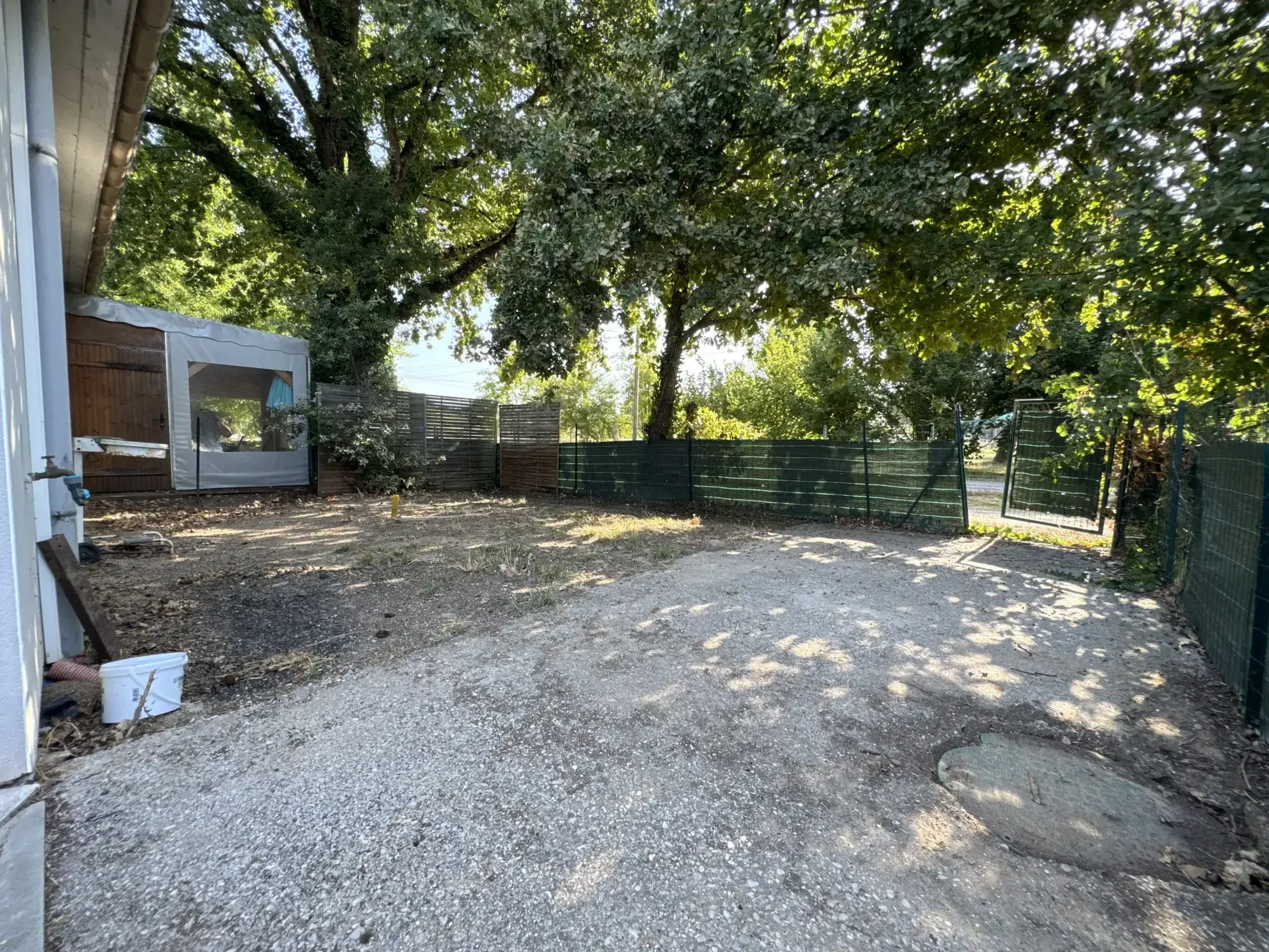 Vente maison contemporaine avec terrasses et jardin à Ledat 