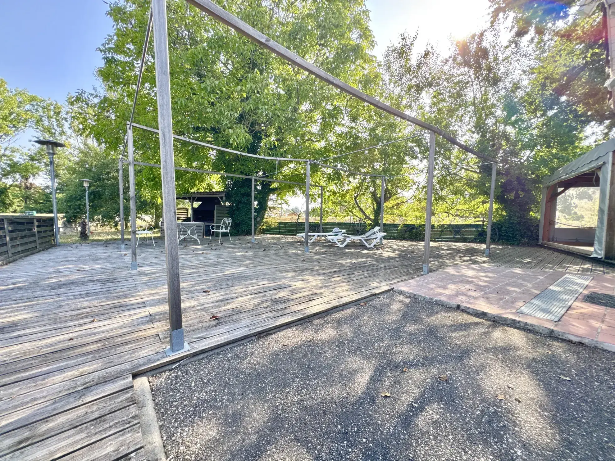 Vente maison contemporaine avec terrasses et jardin à Ledat 