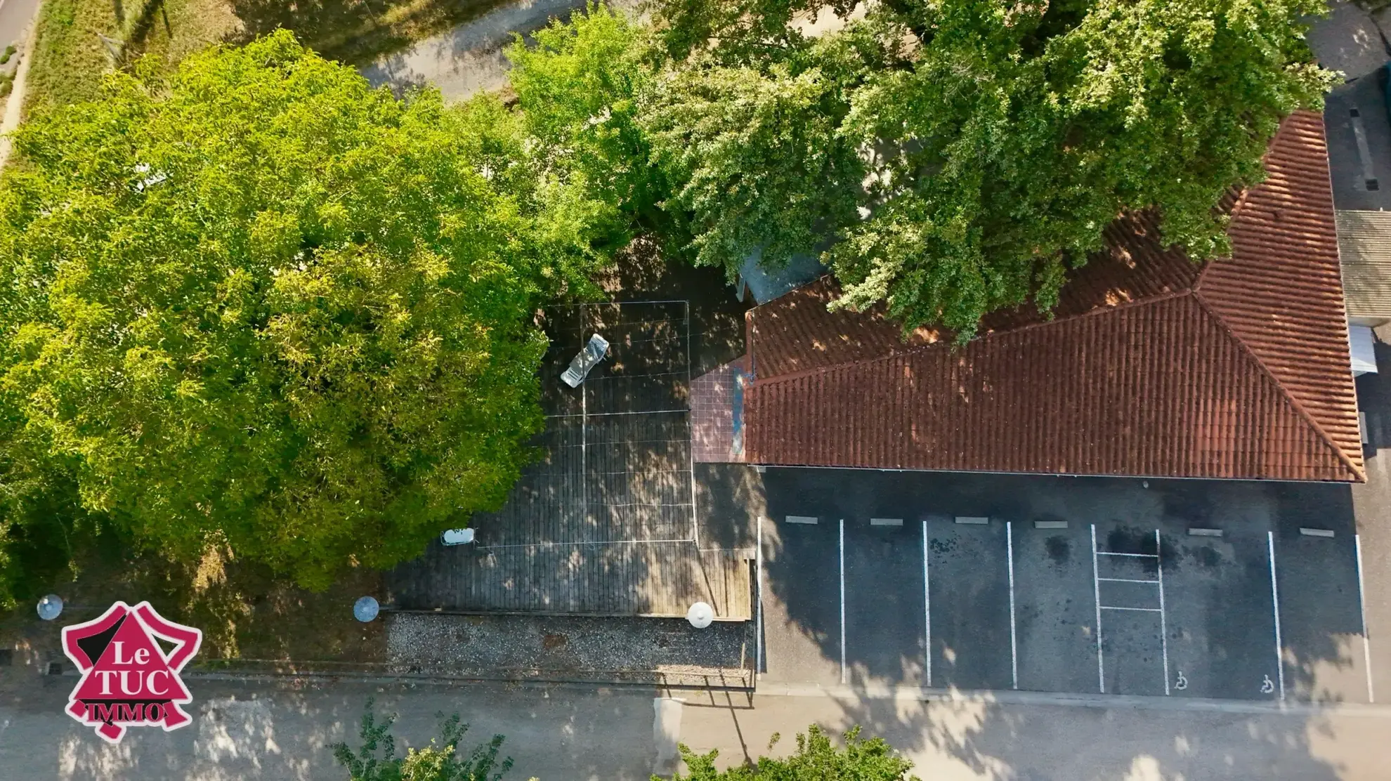 Vente maison contemporaine avec terrasses et jardin à Ledat 