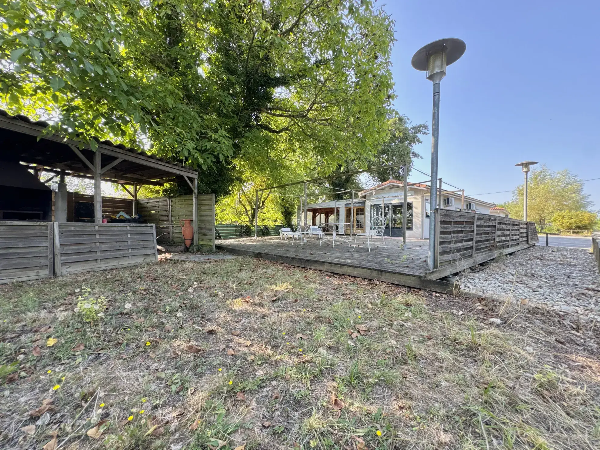 Vente maison contemporaine avec terrasses et jardin à Ledat 